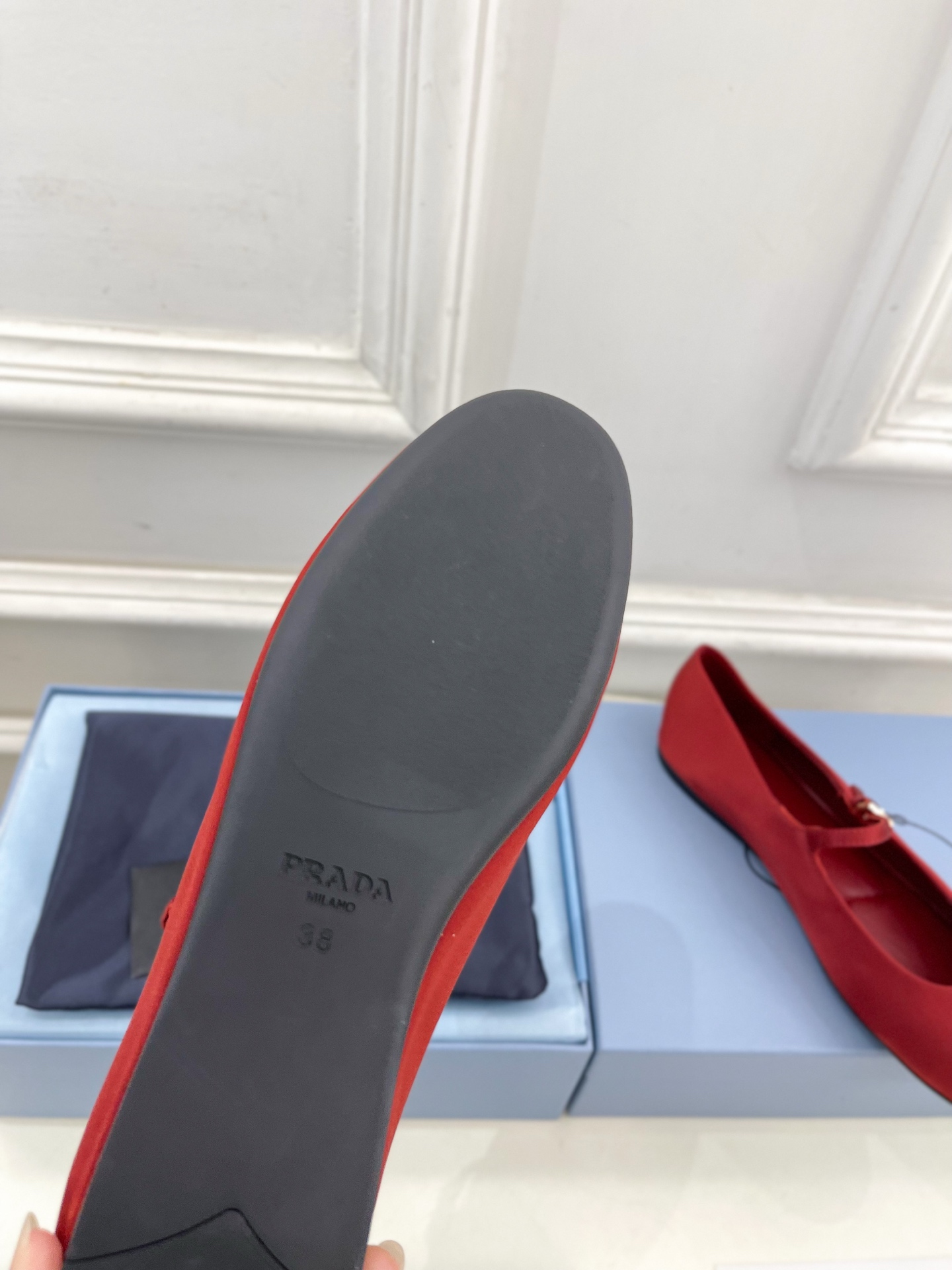 PRADA 普拉达  25𝐬𝐬 

🌈专柜走秀款早春新款 三角标玛丽珍芭蕾舞鞋系列〰

◽鞋面：高定制真