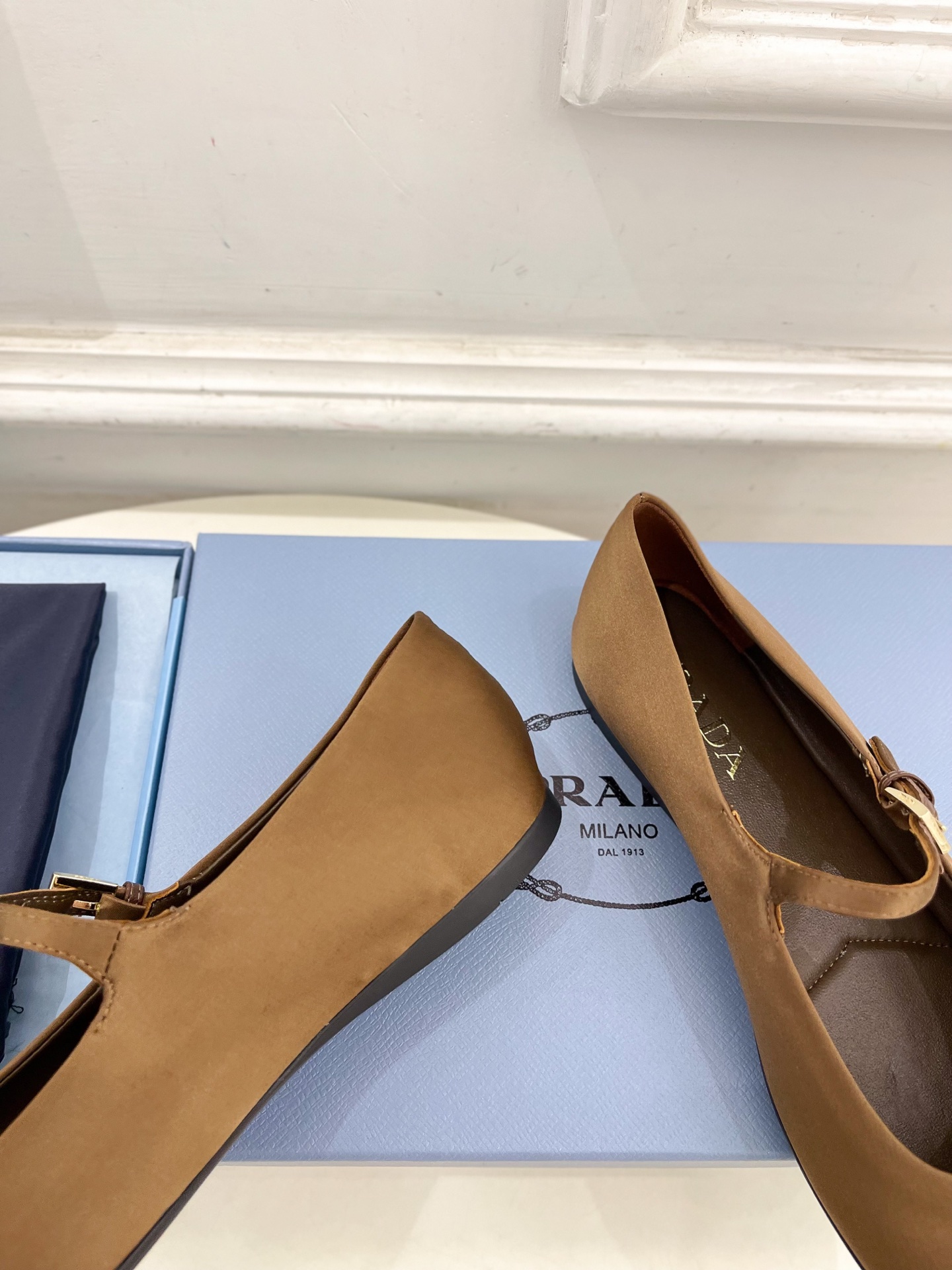 PRADA 普拉达  25𝐬𝐬 

🌈专柜走秀款早春新款 三角标玛丽珍芭蕾舞鞋系列〰

◽鞋面：高定制真