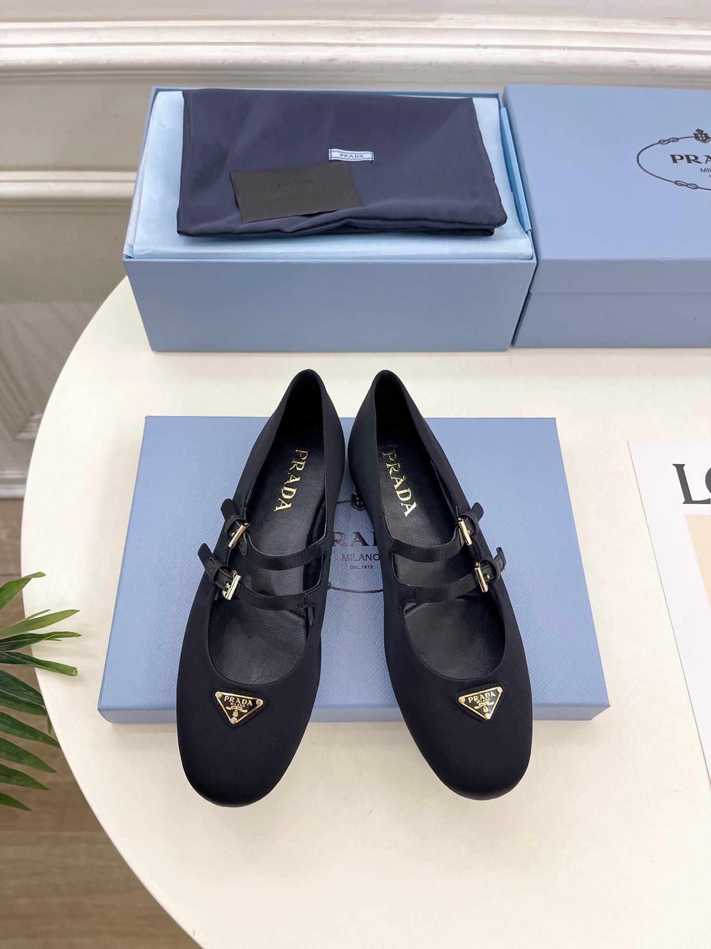PRADA 普拉达  25𝐬𝐬 

🌈专柜走秀款早春新款 三角标玛丽珍芭蕾舞鞋系列〰

◽鞋面：高定制真