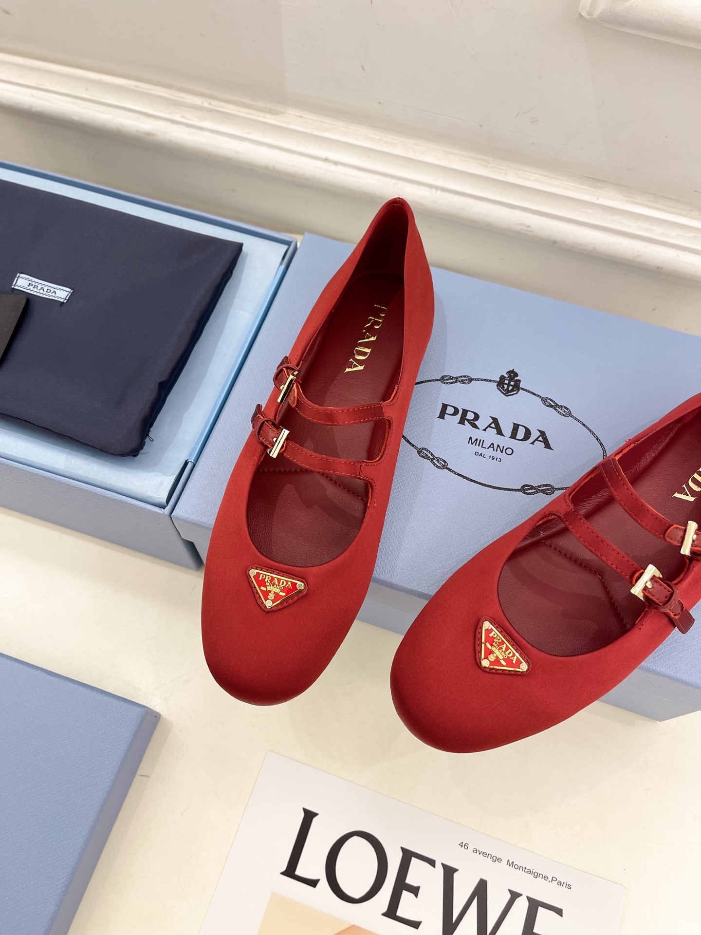 PRADA 普拉达  25𝐬𝐬 

🌈专柜走秀款早春新款 三角标玛丽珍芭蕾舞鞋系列〰

◽鞋面：高定制真