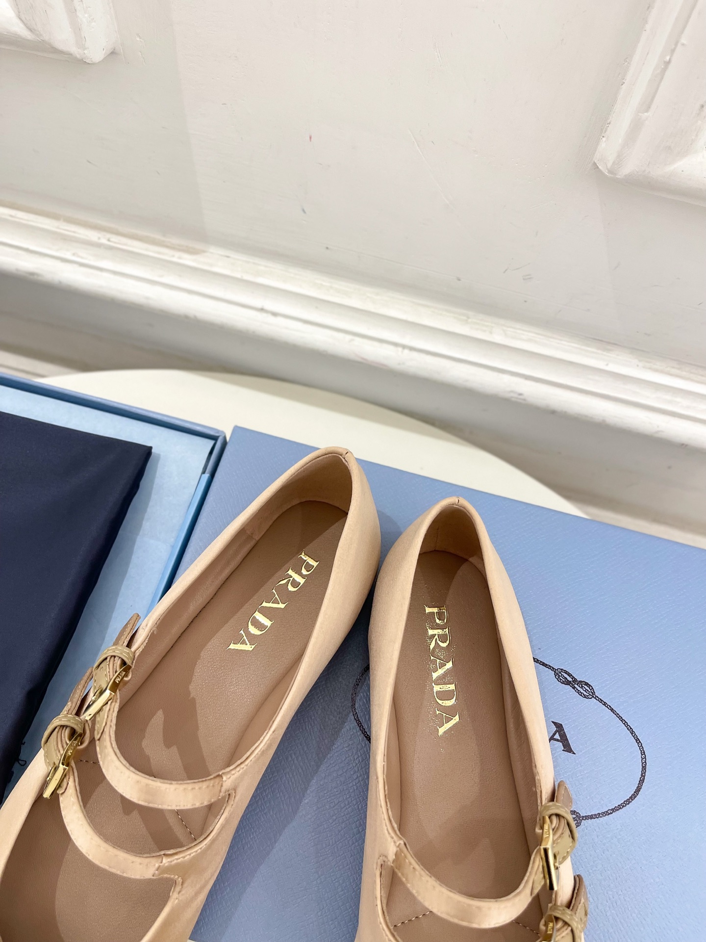 PRADA 普拉达  25𝐬𝐬 

🌈专柜走秀款早春新款 三角标玛丽珍芭蕾舞鞋系列〰

◽鞋面：高定制真