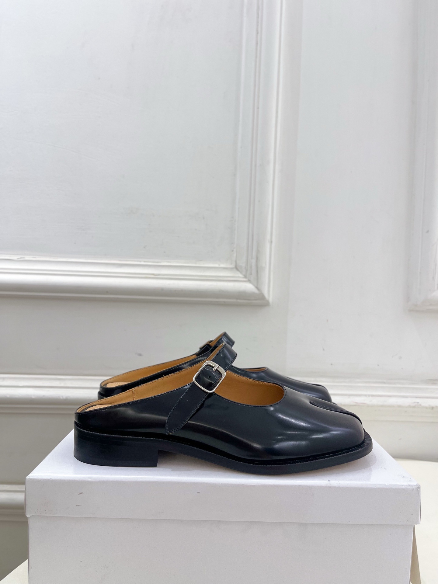 Maison Margiela· MM6马吉拉 2025 春夏新款 复古玛丽珍分趾半拖————————