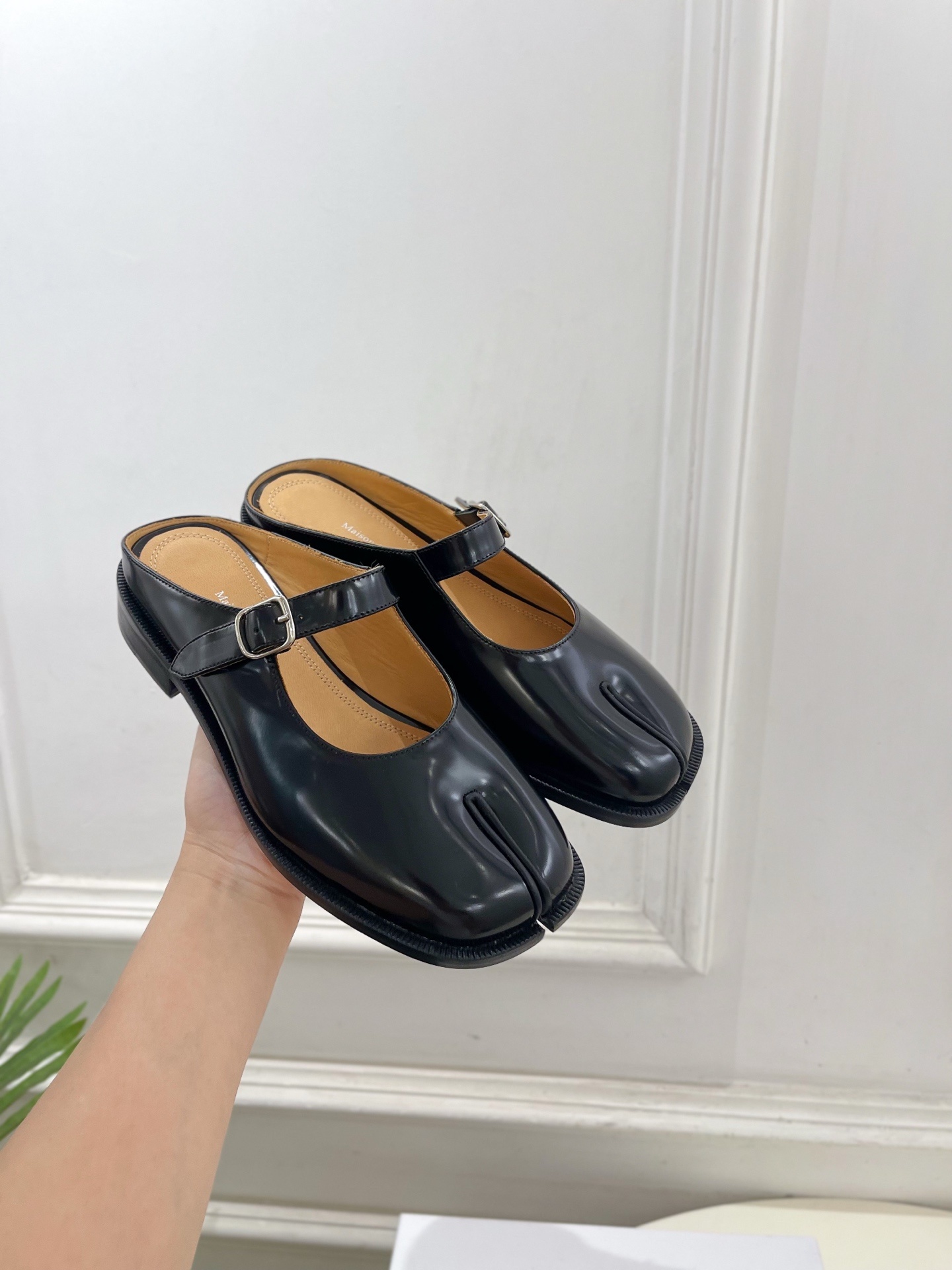 Maison Margiela· MM6马吉拉 2025 春夏新款 复古玛丽珍分趾半拖————————