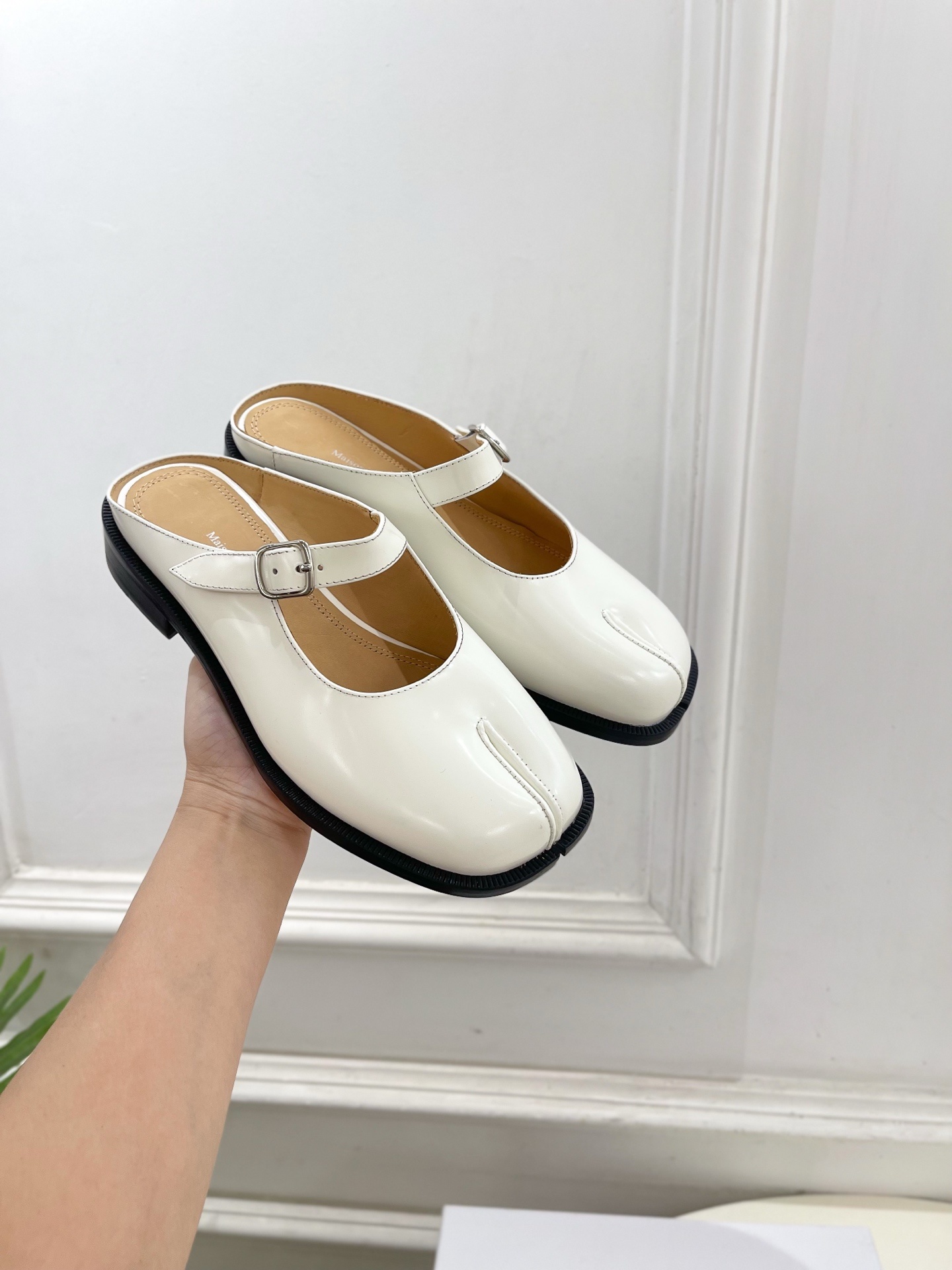 Maison Margiela· MM6马吉拉 2025 春夏新款 复古玛丽珍分趾半拖————————