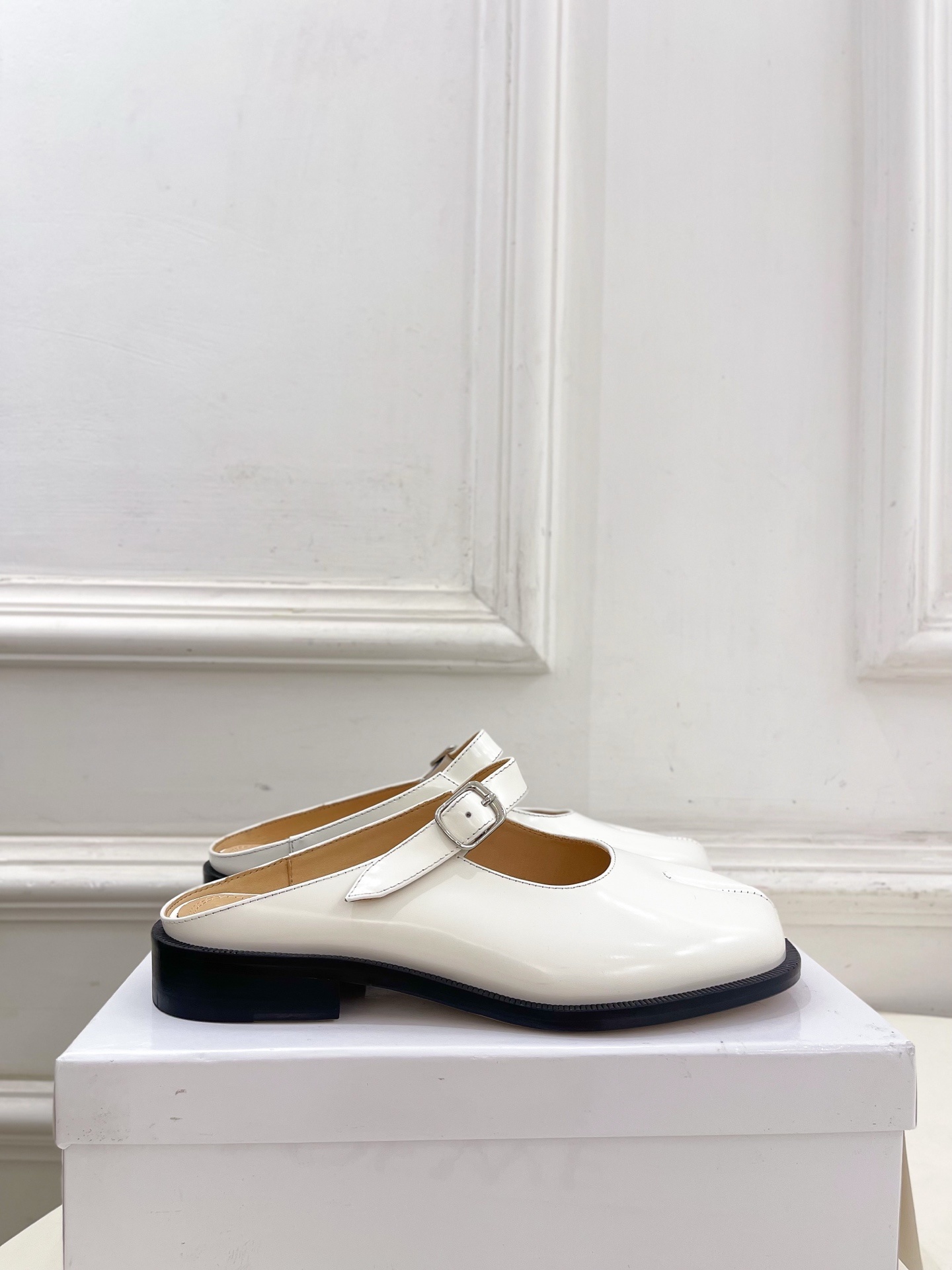 Maison Margiela· MM6马吉拉 2025 春夏新款 复古玛丽珍分趾半拖————————