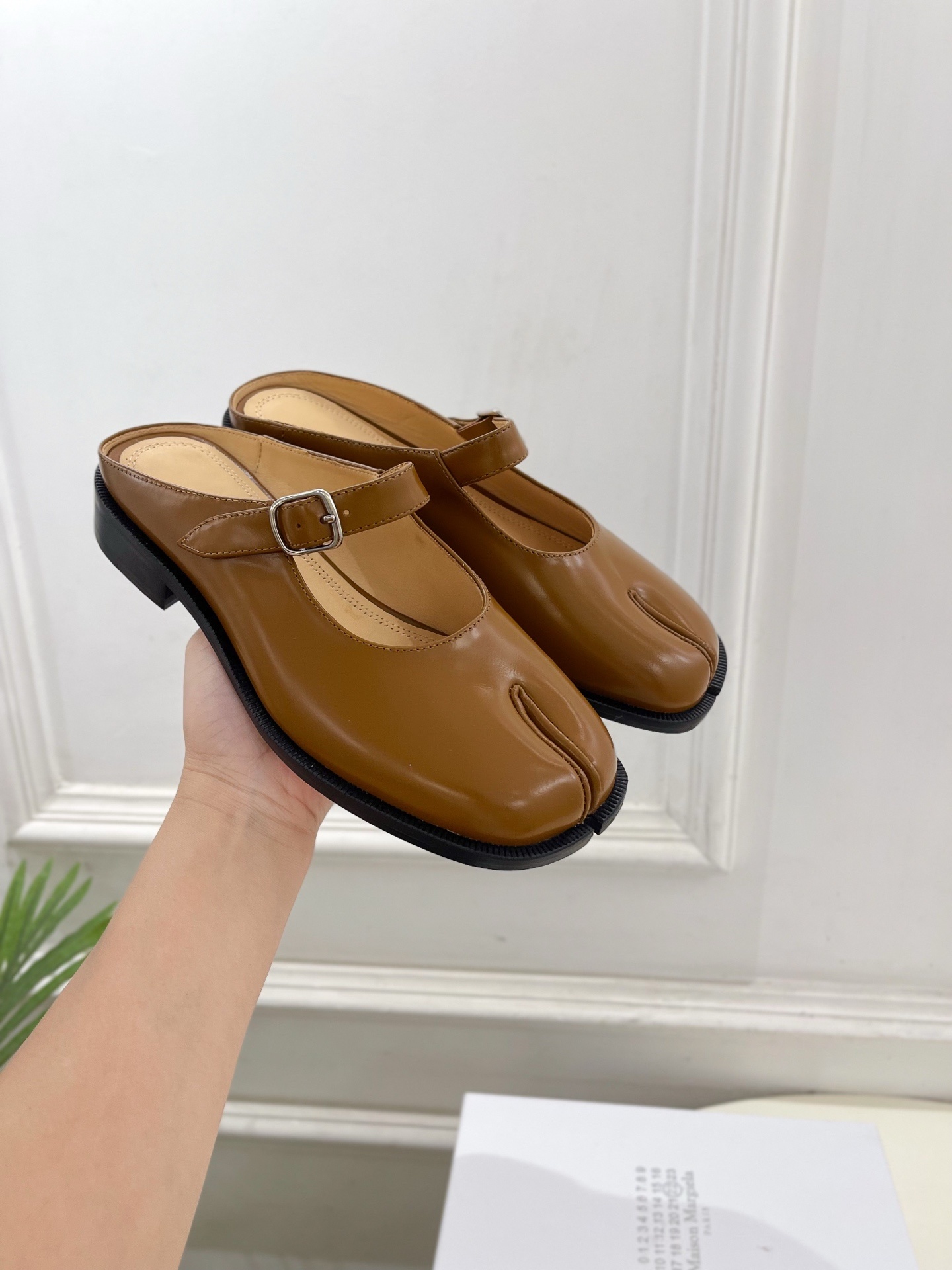 Maison Margiela· MM6马吉拉 2025 春夏新款 复古玛丽珍分趾半拖————————