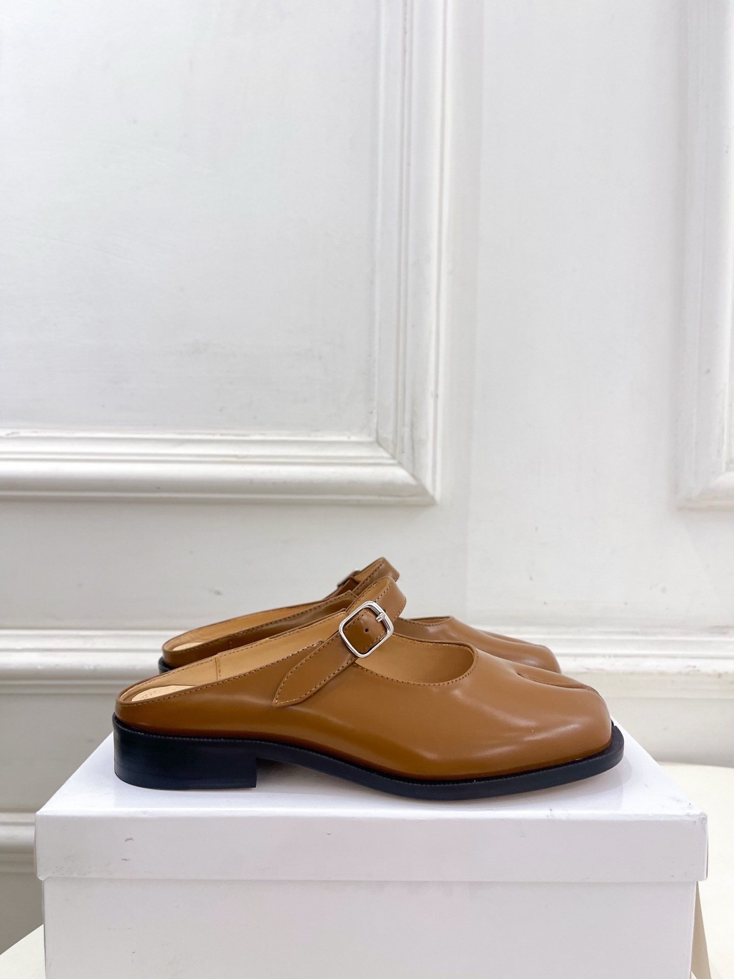 Maison Margiela· MM6马吉拉 2025 春夏新款 复古玛丽珍分趾半拖————————