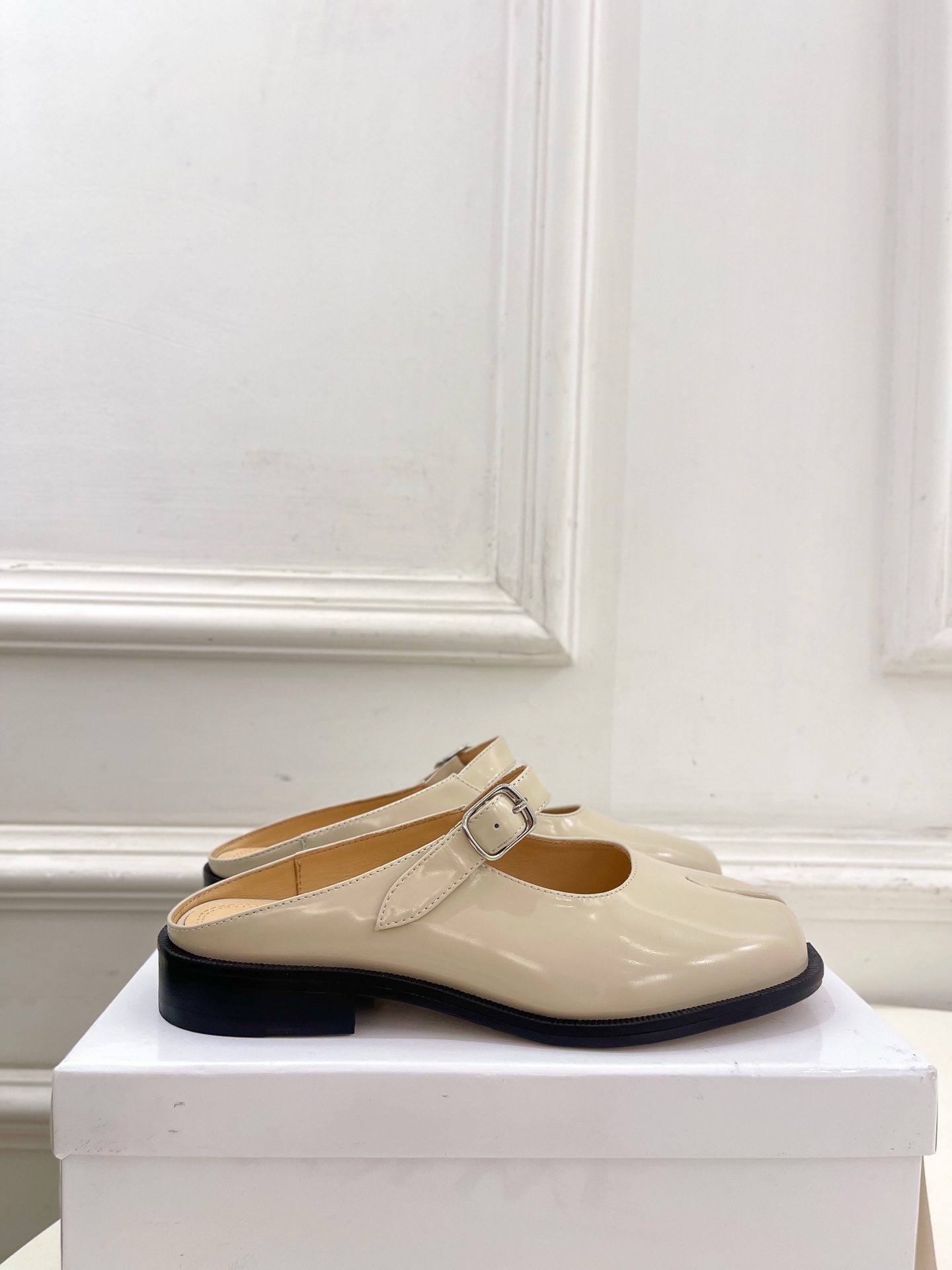 Maison Margiela· MM6马吉拉 2025 春夏新款 复古玛丽珍分趾半拖————————