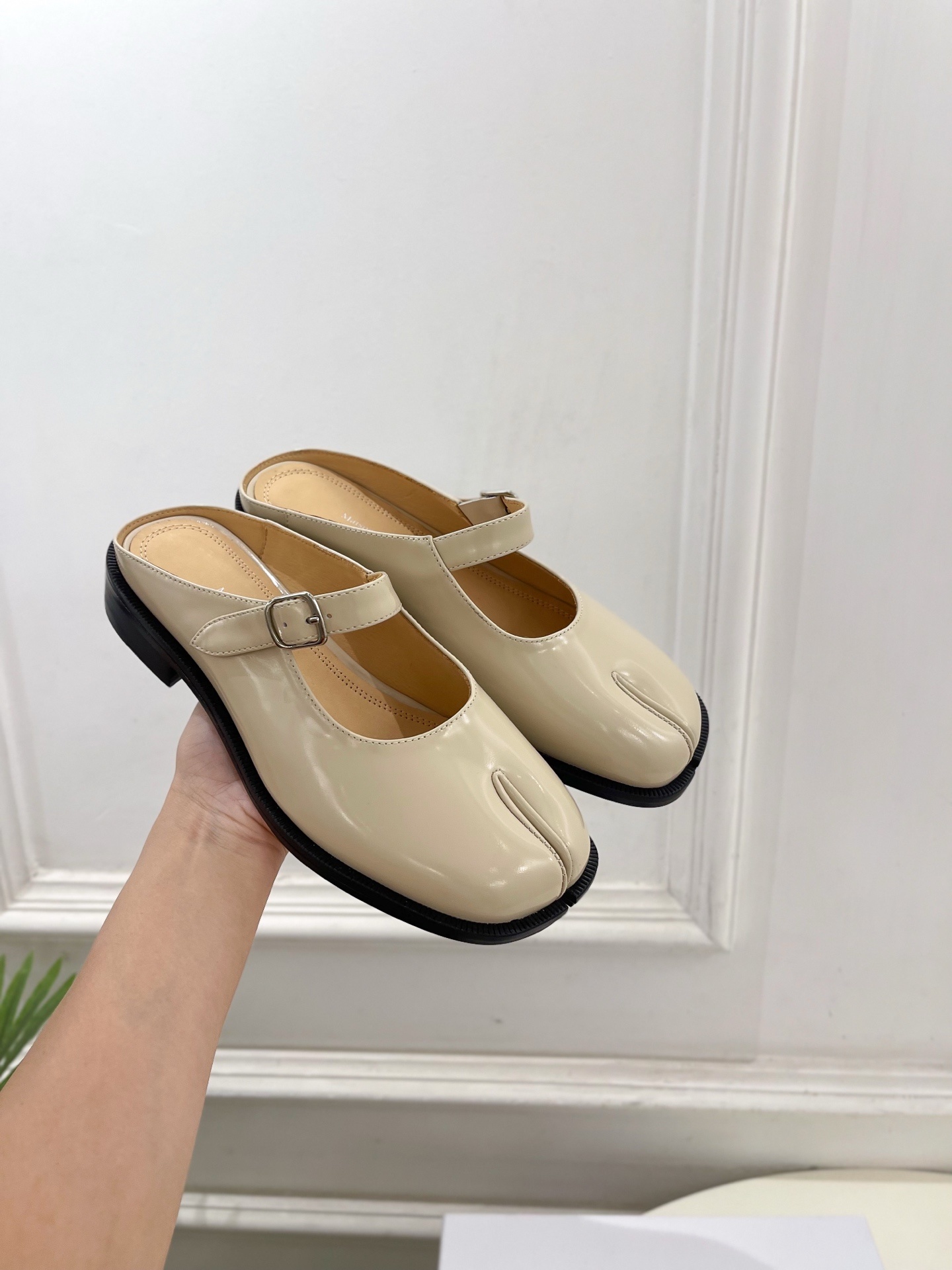 Maison Margiela· MM6马吉拉 2025 春夏新款 复古玛丽珍分趾半拖————————