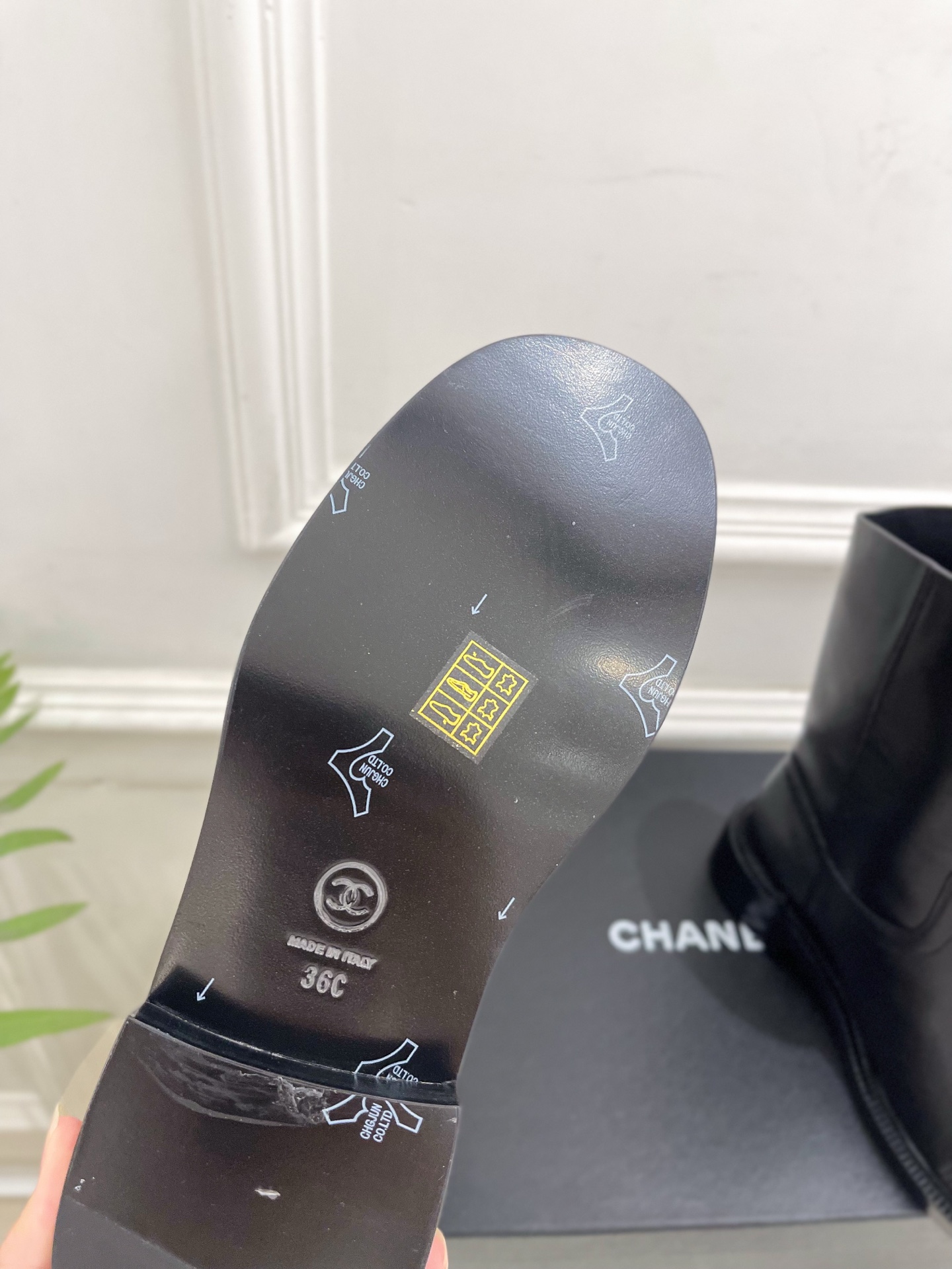 𝐂𝐇𝐀𝐍𝐄𝐋  | 小香  25𝐬𝐬 

🦋2025 秋冬秀场新品 小香经典双C骑士靴 系列上新〰

🍬