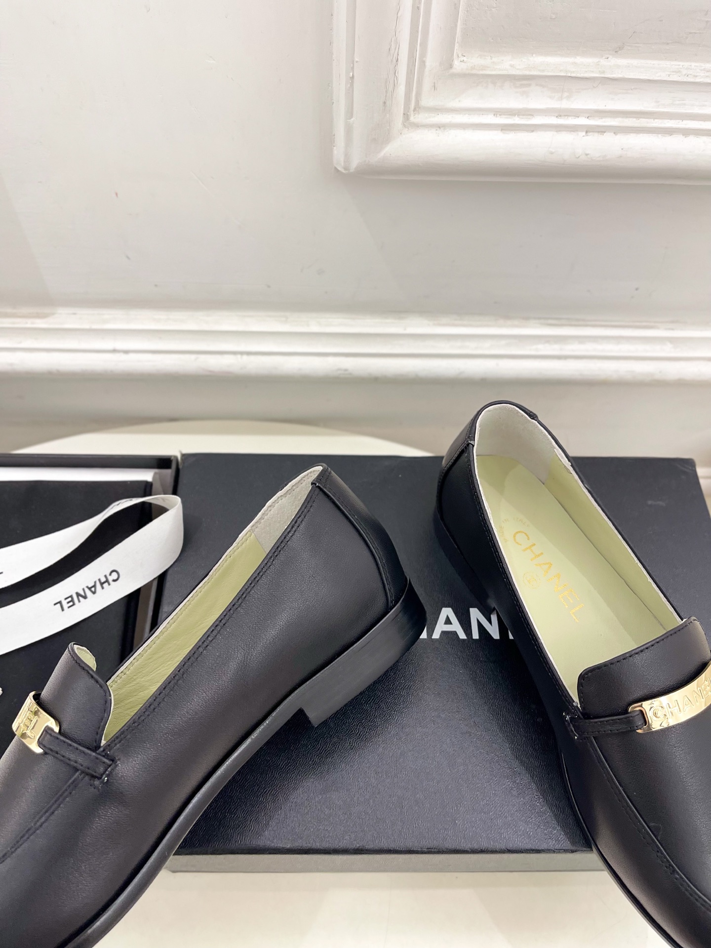 𝐂𝐇𝐀𝐍𝐄𝐋  | 小香  25𝐬𝐬 

🦋2025 春夏新品  专柜经典走秀款 小香金属长条扣乐福鞋 