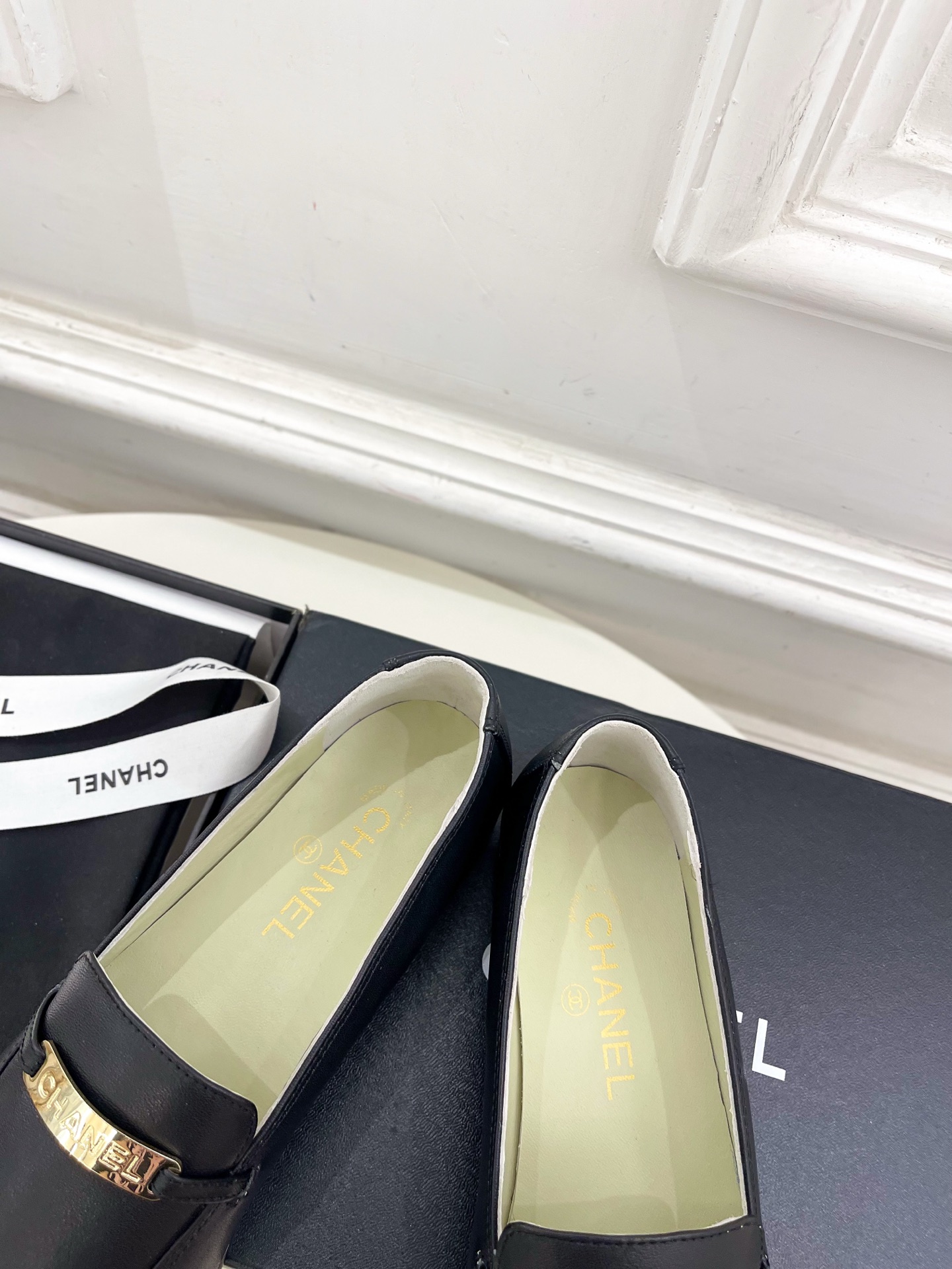 𝐂𝐇𝐀𝐍𝐄𝐋  | 小香  25𝐬𝐬 

🦋2025 春夏新品  专柜经典走秀款 小香金属长条扣乐福鞋 