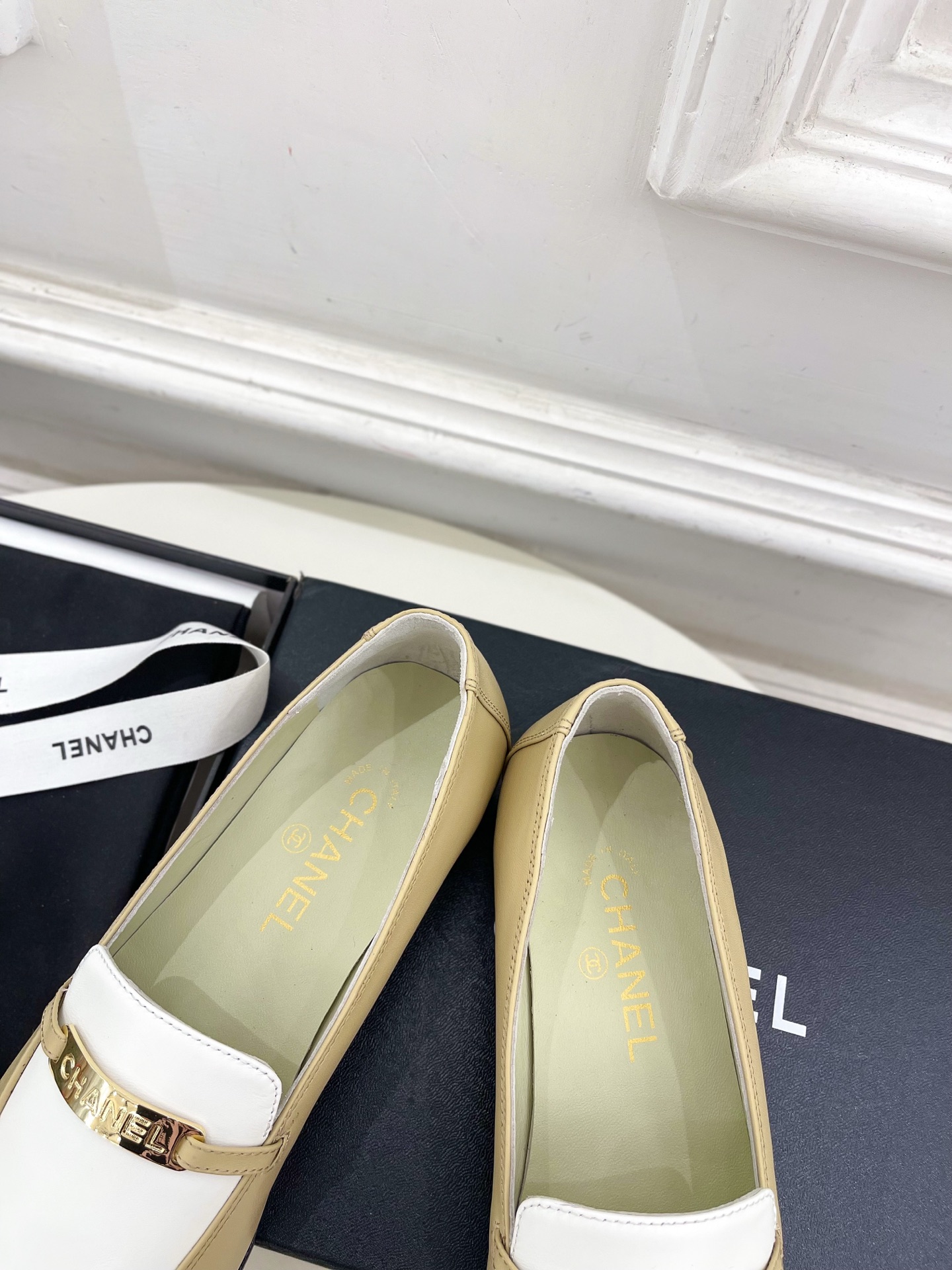 𝐂𝐇𝐀𝐍𝐄𝐋  | 小香  25𝐬𝐬 

🦋2025 春夏新品  专柜经典走秀款 小香金属长条扣乐福鞋 