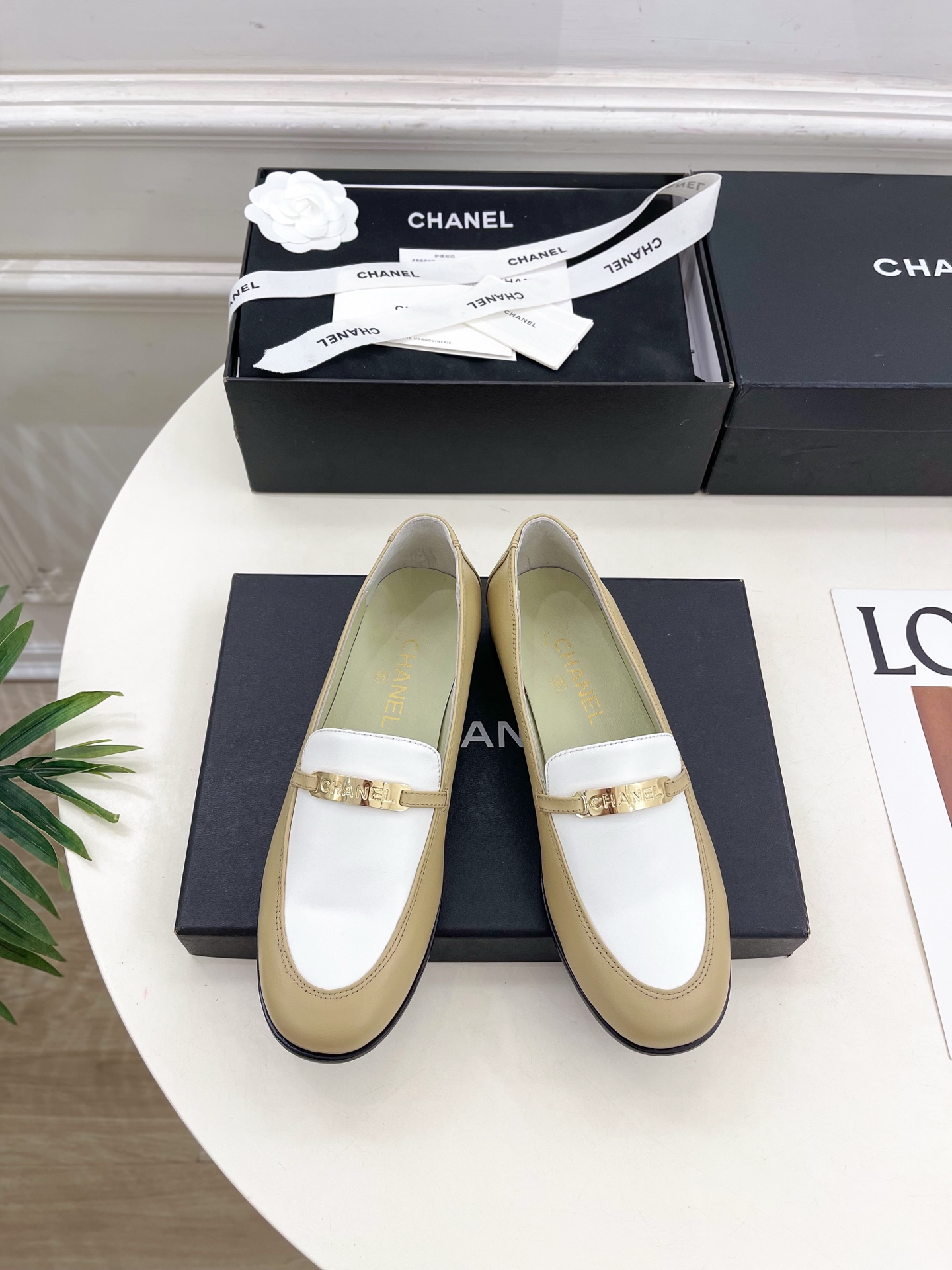 𝐂𝐇𝐀𝐍𝐄𝐋  | 小香  25𝐬𝐬 

🦋2025 春夏新品  专柜经典走秀款 小香金属长条扣乐福鞋 