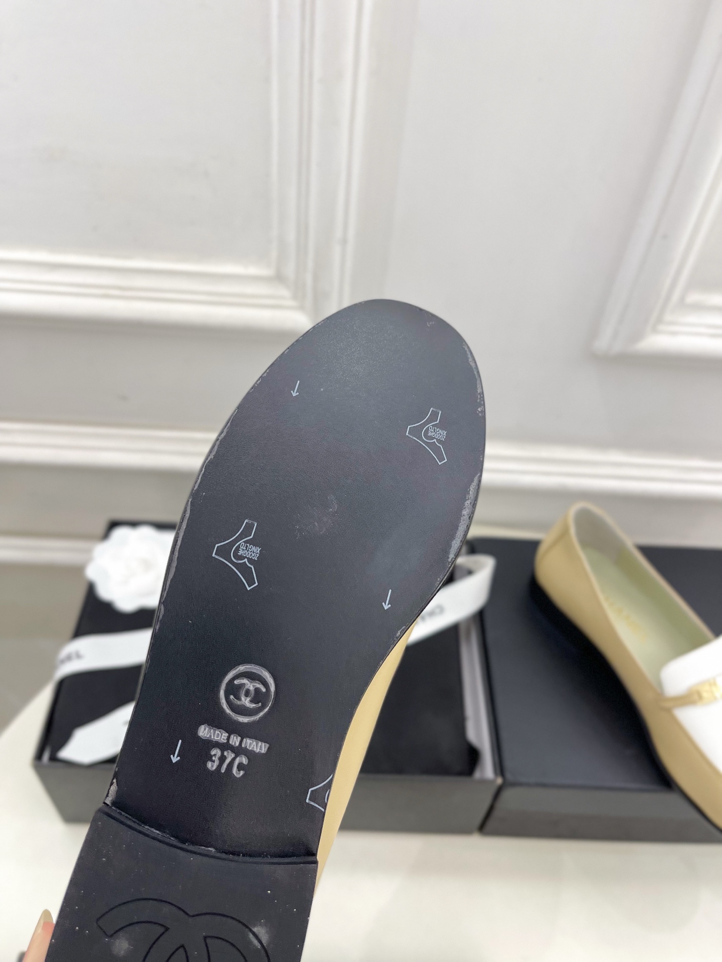𝐂𝐇𝐀𝐍𝐄𝐋  | 小香  25𝐬𝐬 

🦋2025 春夏新品  专柜经典走秀款 小香金属长条扣乐福鞋 