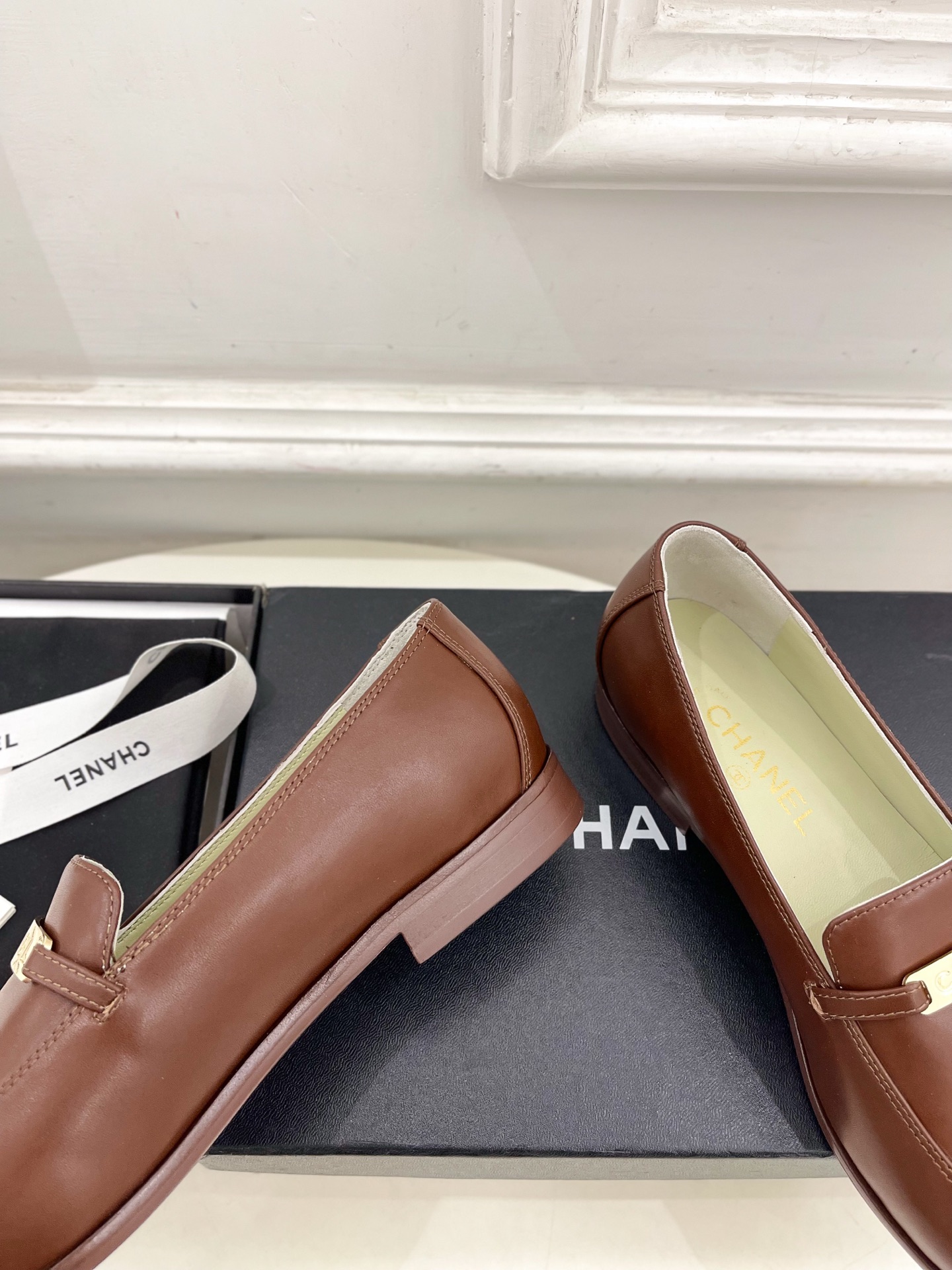 𝐂𝐇𝐀𝐍𝐄𝐋  | 小香  25𝐬𝐬 

🦋2025 春夏新品  专柜经典走秀款 小香金属长条扣乐福鞋 