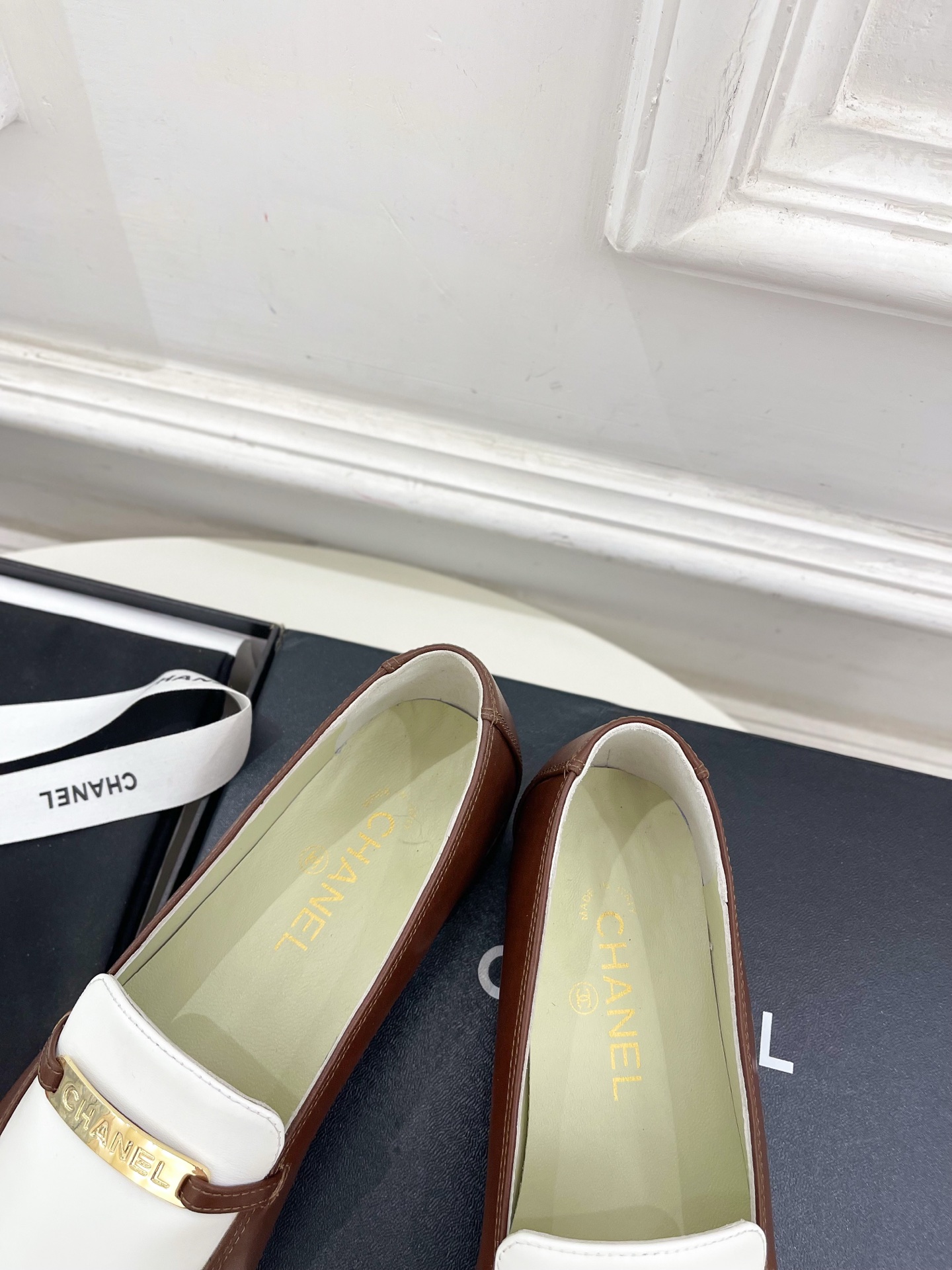𝐂𝐇𝐀𝐍𝐄𝐋  | 小香  25𝐬𝐬 

🦋2025 春夏新品  专柜经典走秀款 小香金属长条扣乐福鞋 