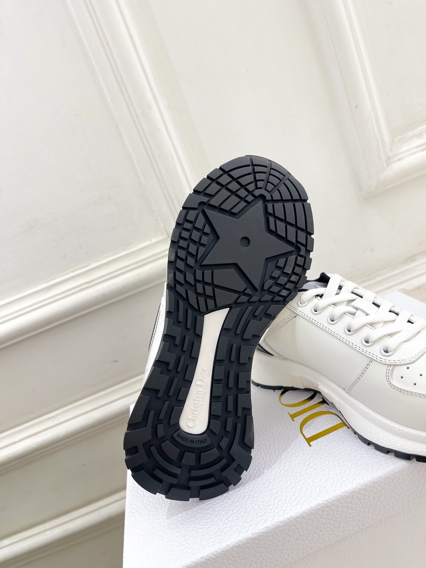 Dior | 迪奥 25𝐬𝐬
🧡💚2025秋冬新品 顶级版本⚠️
专柜主打新款 CD情侣款运动鞋