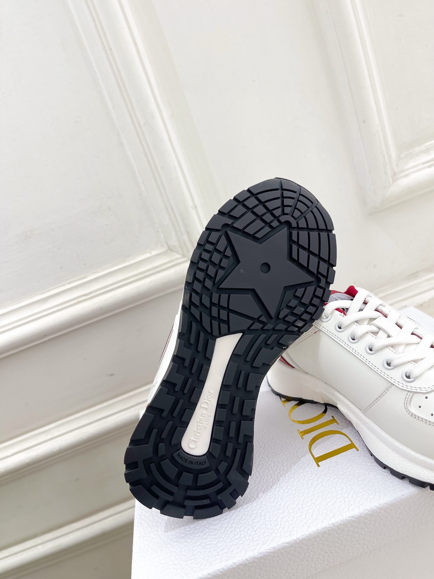 Dior | 迪奥 25𝐬𝐬
🧡💚2025秋冬新品 顶级版本⚠️
专柜主打新款 CD情侣款运动鞋