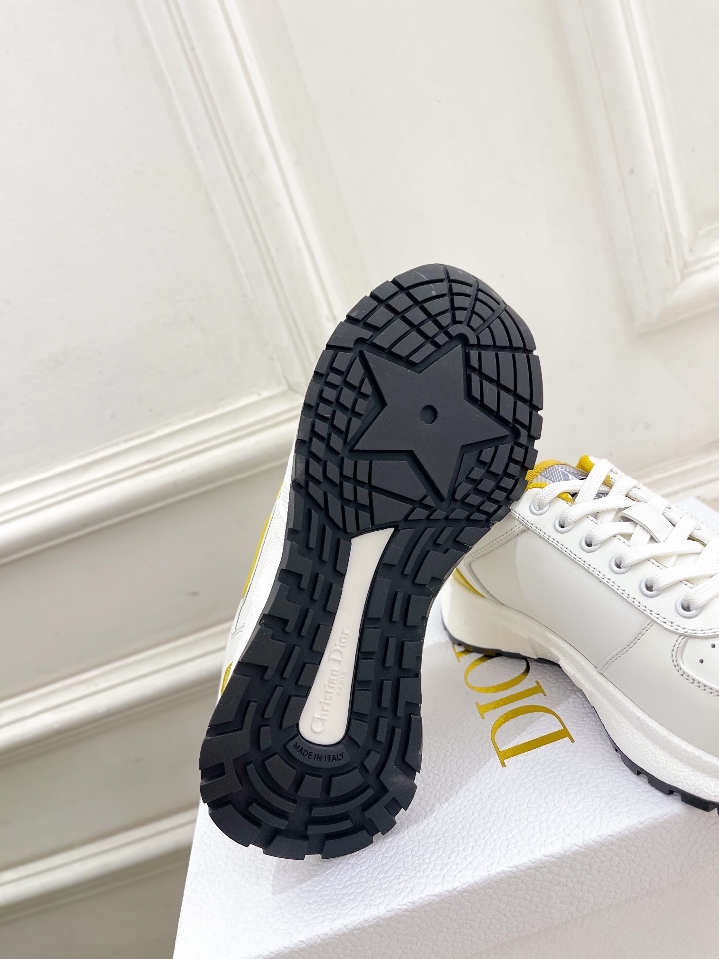 Dior | 迪奥 25𝐬𝐬
🧡💚2025秋冬新品 顶级版本⚠️
专柜主打新款 CD情侣款运动鞋
