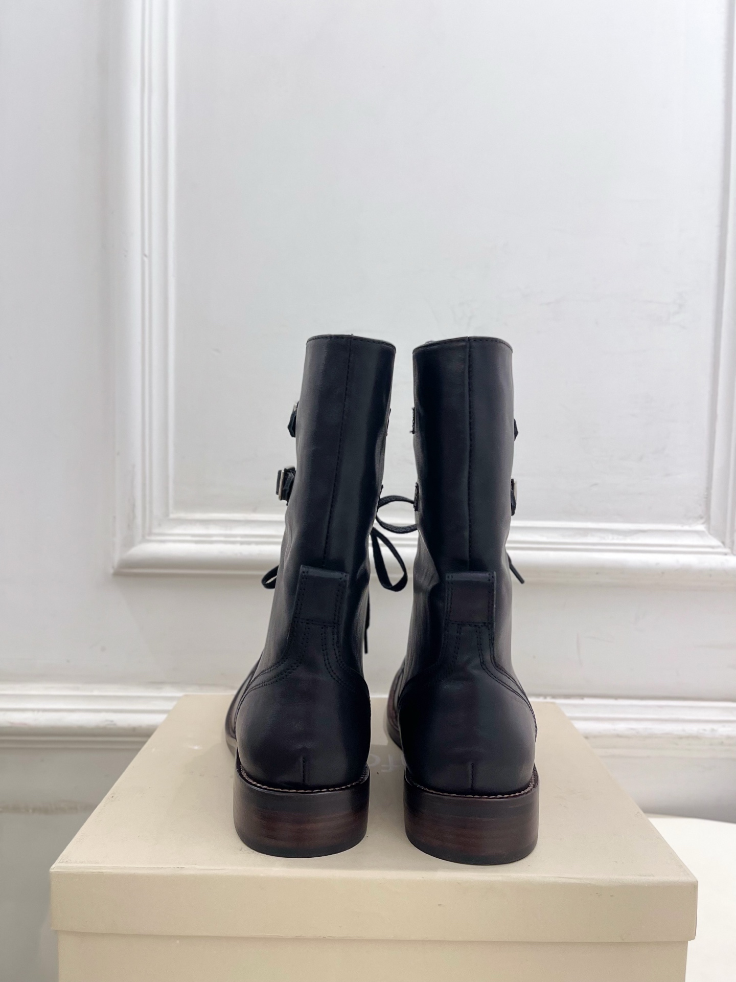 unfolio 25𝐬𝐬 春夏新品 英伦风复古美拉德短靴
—————————
 作为这两年最受欢迎的鬼才