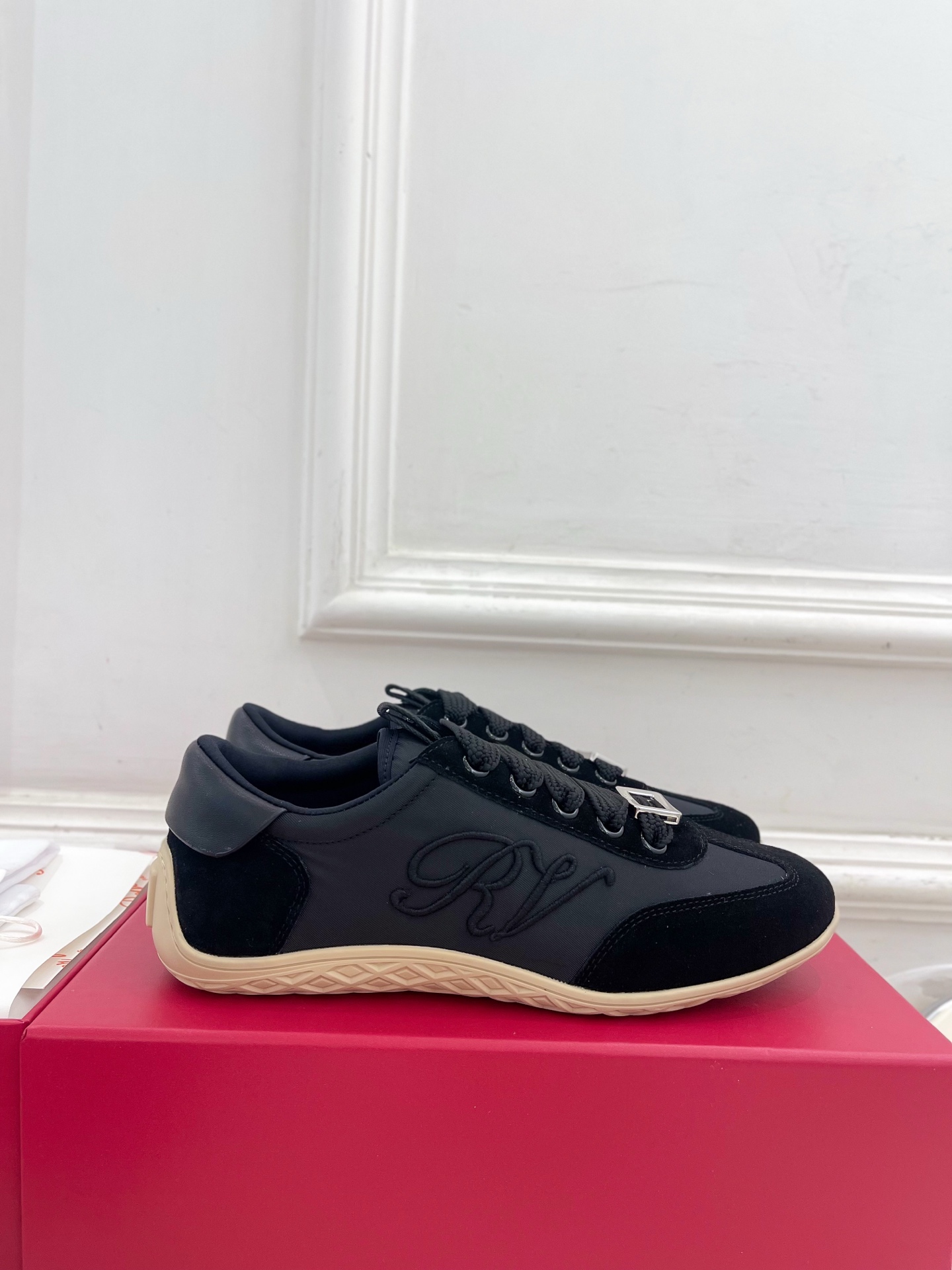 𝐑𝐨𝐠𝐞𝐫 𝐕𝐢𝐯𝐢𝐞r |  25𝐬𝐬 

❥2025秋冬新品   Viv' Low 刺绣搭扣休闲鞋系