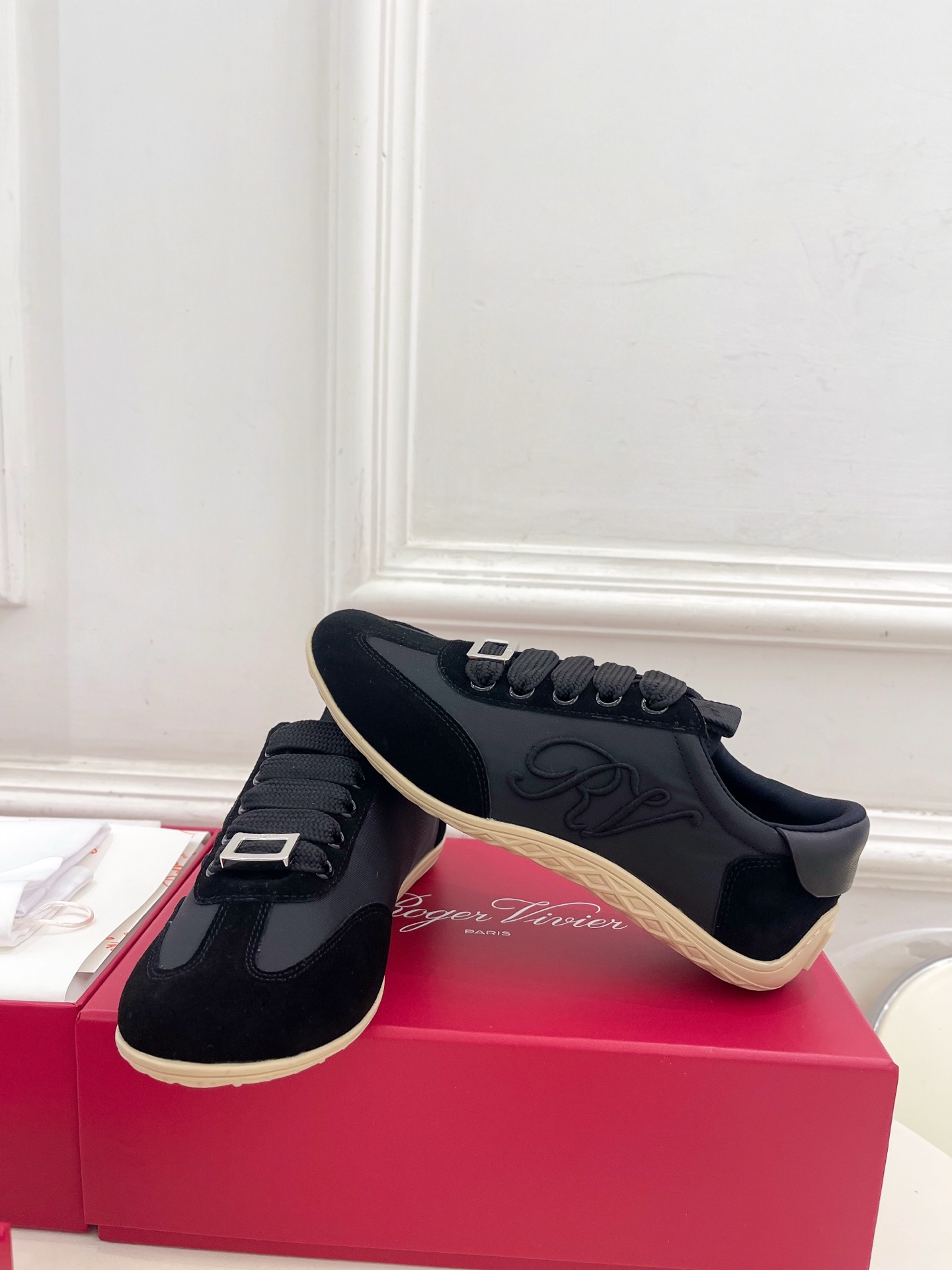 𝐑𝐨𝐠𝐞𝐫 𝐕𝐢𝐯𝐢𝐞r |  25𝐬𝐬 

❥2025秋冬新品   Viv' Low 刺绣搭扣休闲鞋系