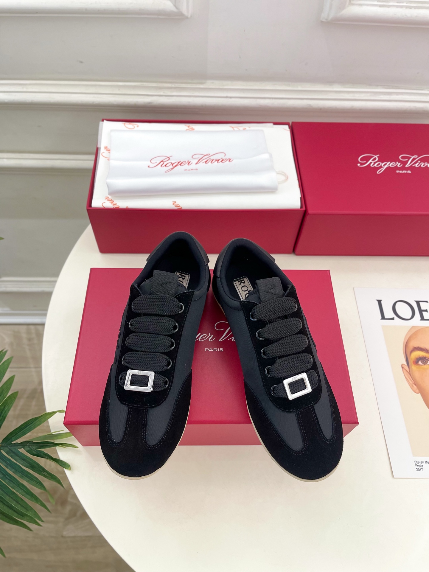 𝐑𝐨𝐠𝐞𝐫 𝐕𝐢𝐯𝐢𝐞r |  25𝐬𝐬 

❥2025秋冬新品   Viv' Low 刺绣搭扣休闲鞋系