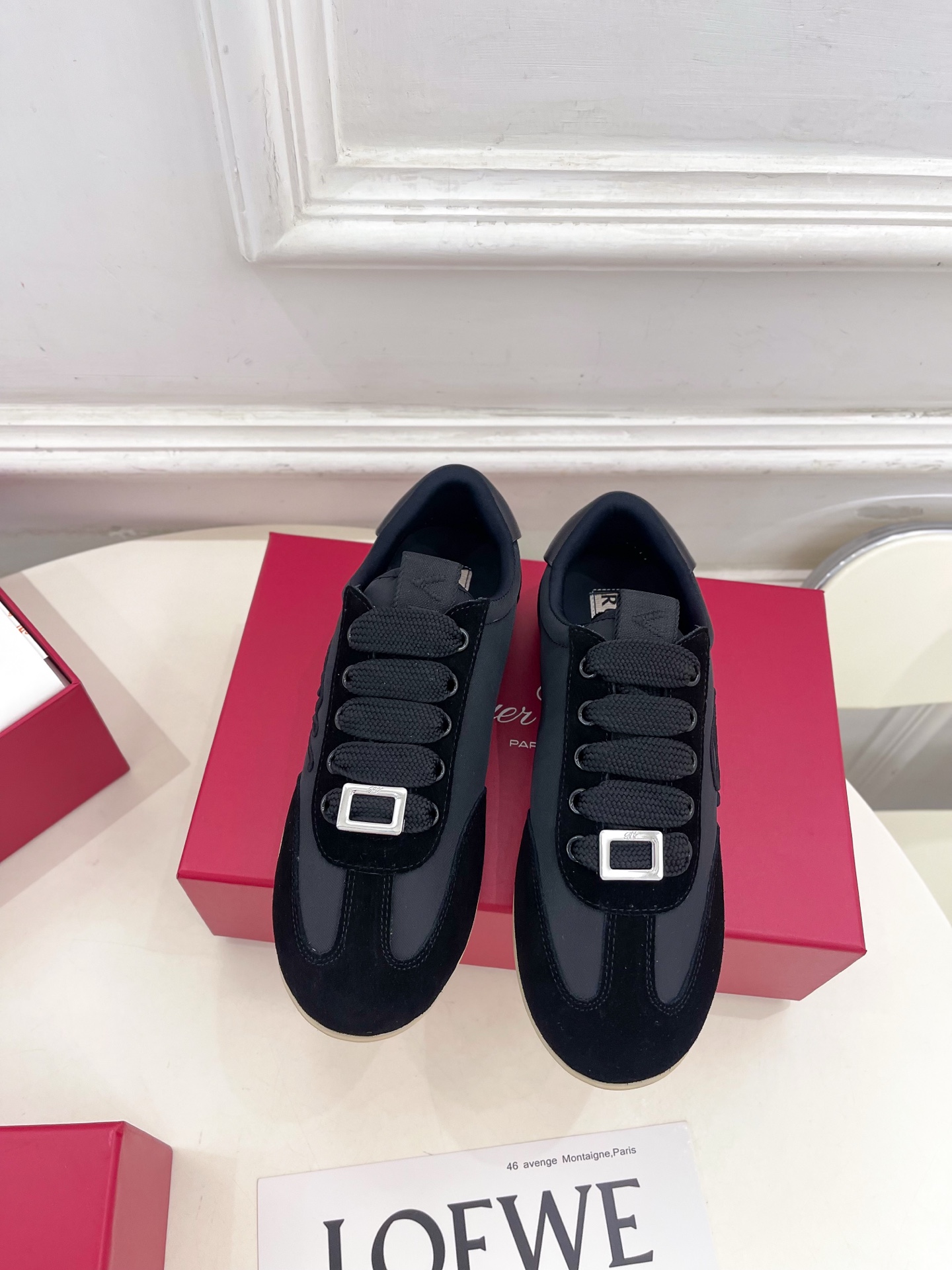 𝐑𝐨𝐠𝐞𝐫 𝐕𝐢𝐯𝐢𝐞r |  25𝐬𝐬 

❥2025秋冬新品   Viv' Low 刺绣搭扣休闲鞋系