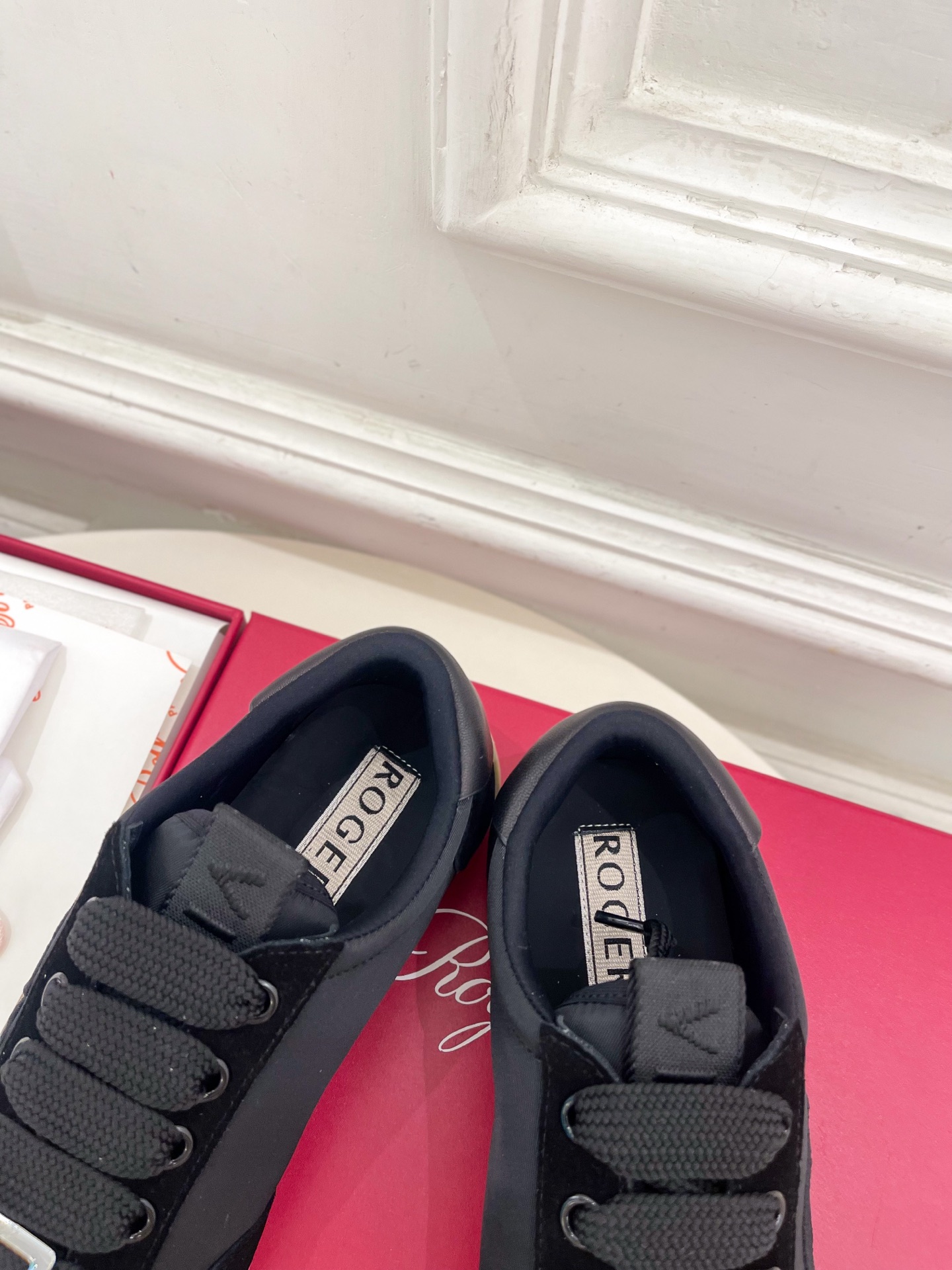 𝐑𝐨𝐠𝐞𝐫 𝐕𝐢𝐯𝐢𝐞r |  25𝐬𝐬 

❥2025秋冬新品   Viv' Low 刺绣搭扣休闲鞋系