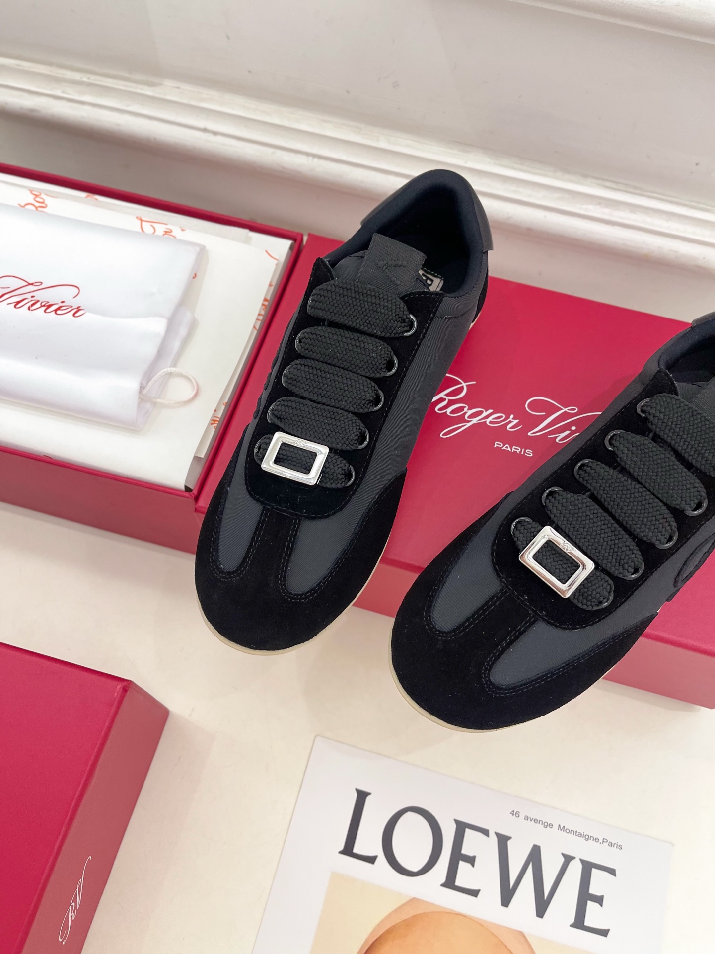 𝐑𝐨𝐠𝐞𝐫 𝐕𝐢𝐯𝐢𝐞r |  25𝐬𝐬 

❥2025秋冬新品   Viv' Low 刺绣搭扣休闲鞋系