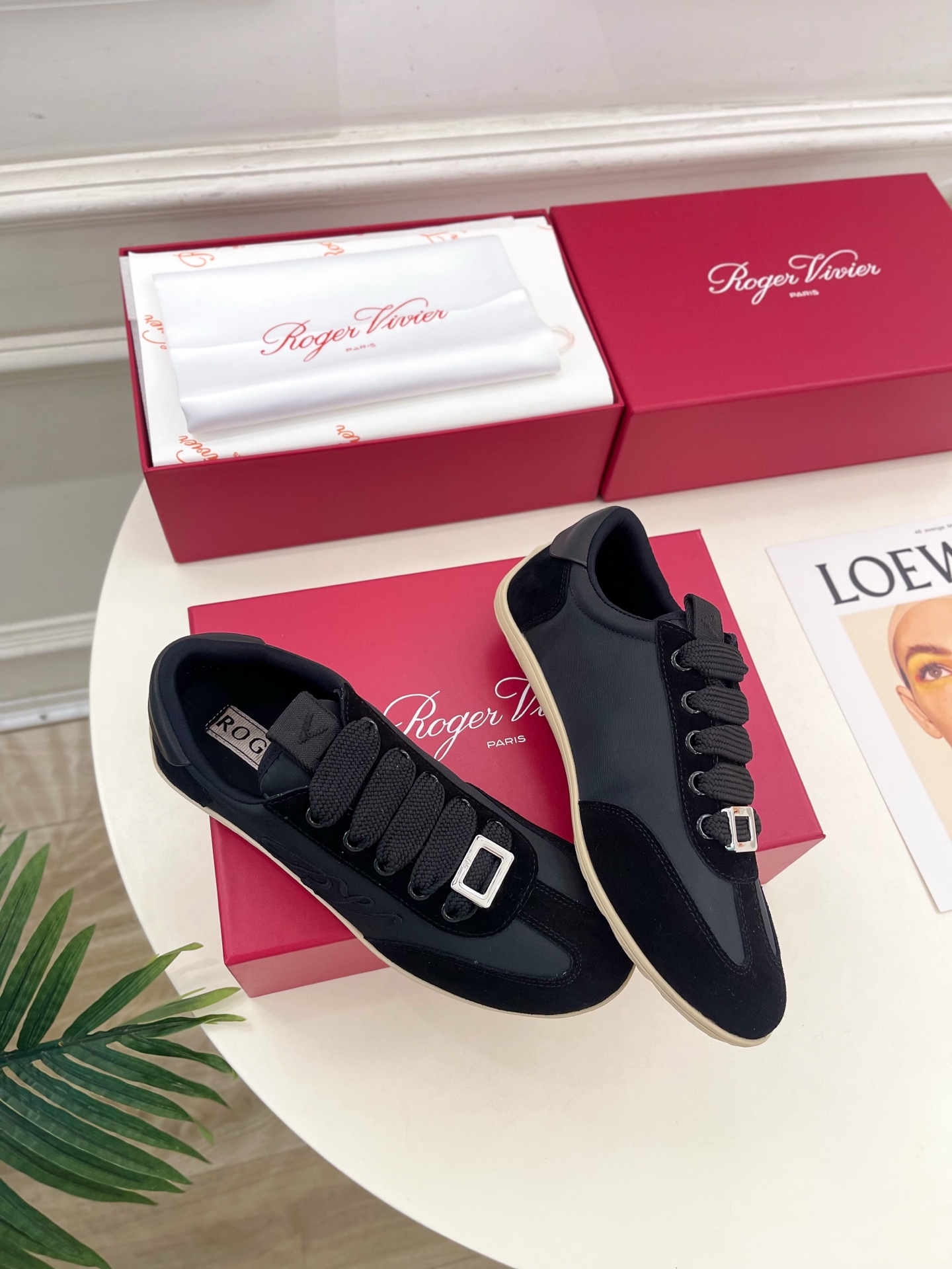 𝐑𝐨𝐠𝐞𝐫 𝐕𝐢𝐯𝐢𝐞r |  25𝐬𝐬 

❥2025秋冬新品   Viv' Low 刺绣搭扣休闲鞋系