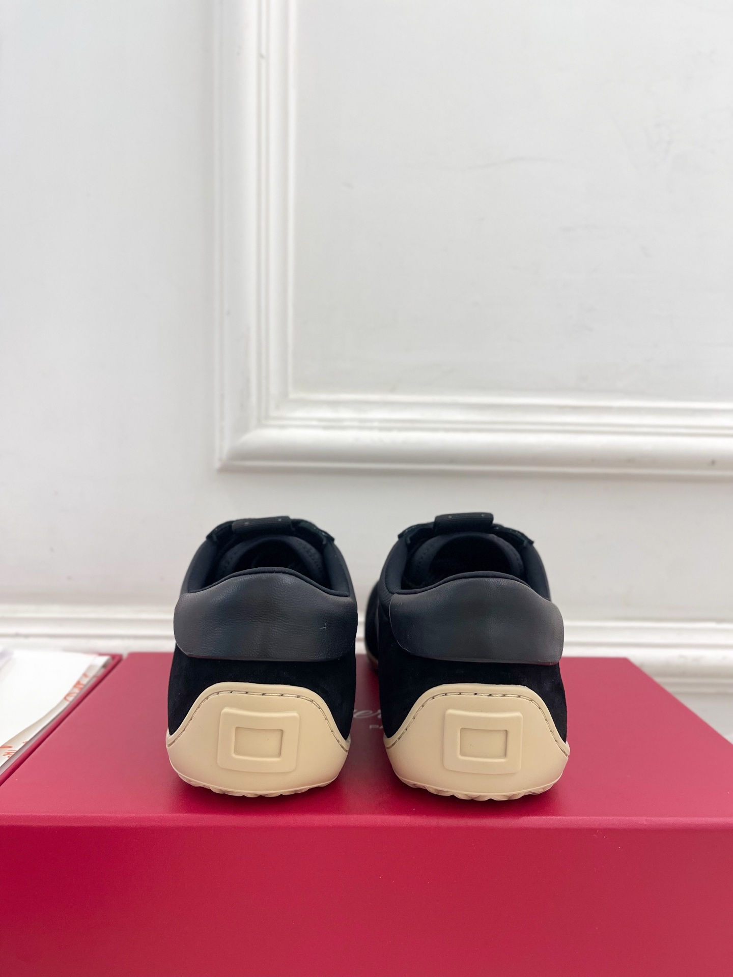 𝐑𝐨𝐠𝐞𝐫 𝐕𝐢𝐯𝐢𝐞r |  25𝐬𝐬 

❥2025秋冬新品   Viv' Low 刺绣搭扣休闲鞋系