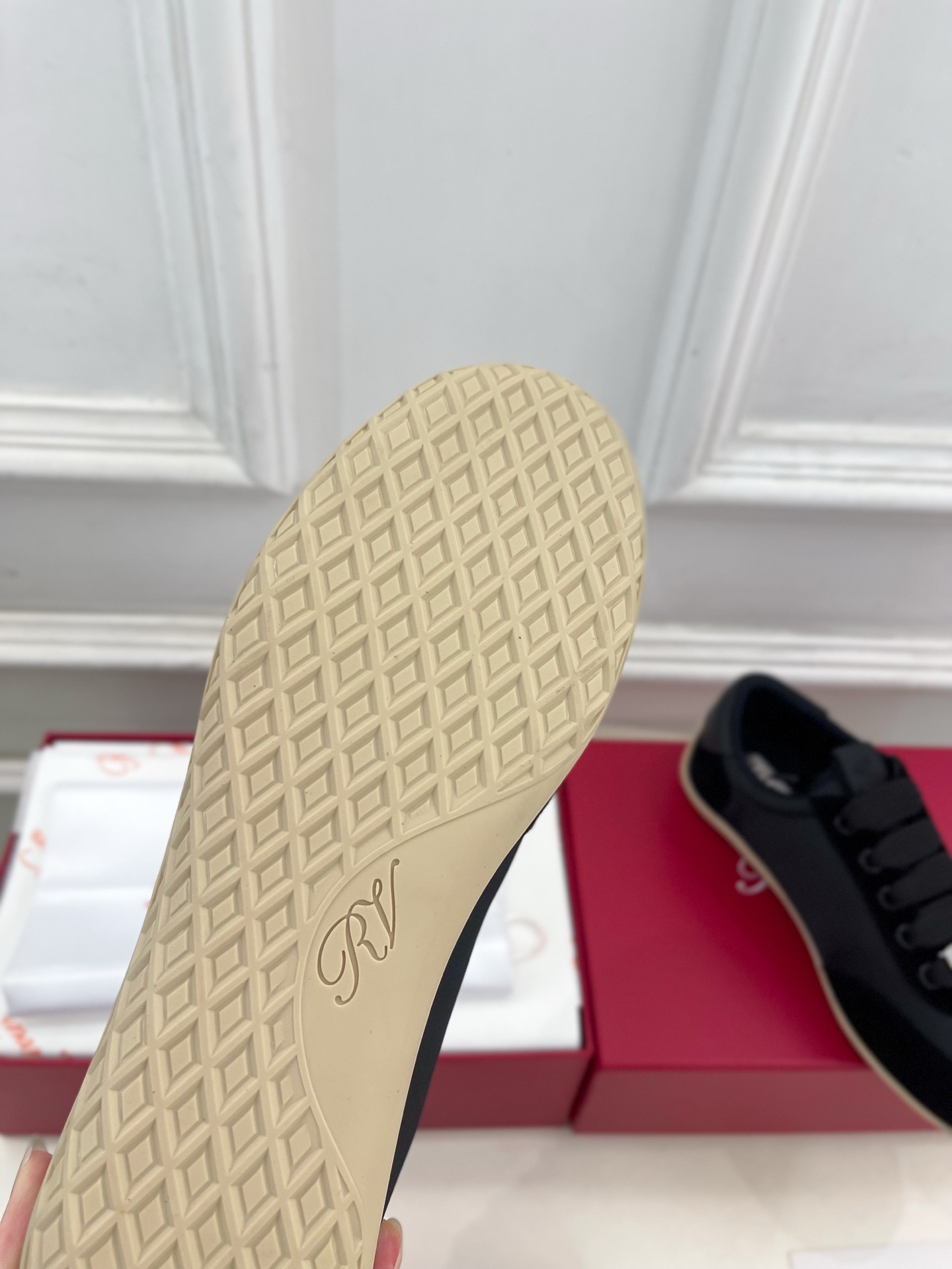 𝐑𝐨𝐠𝐞𝐫 𝐕𝐢𝐯𝐢𝐞r |  25𝐬𝐬 

❥2025秋冬新品   Viv' Low 刺绣搭扣休闲鞋系