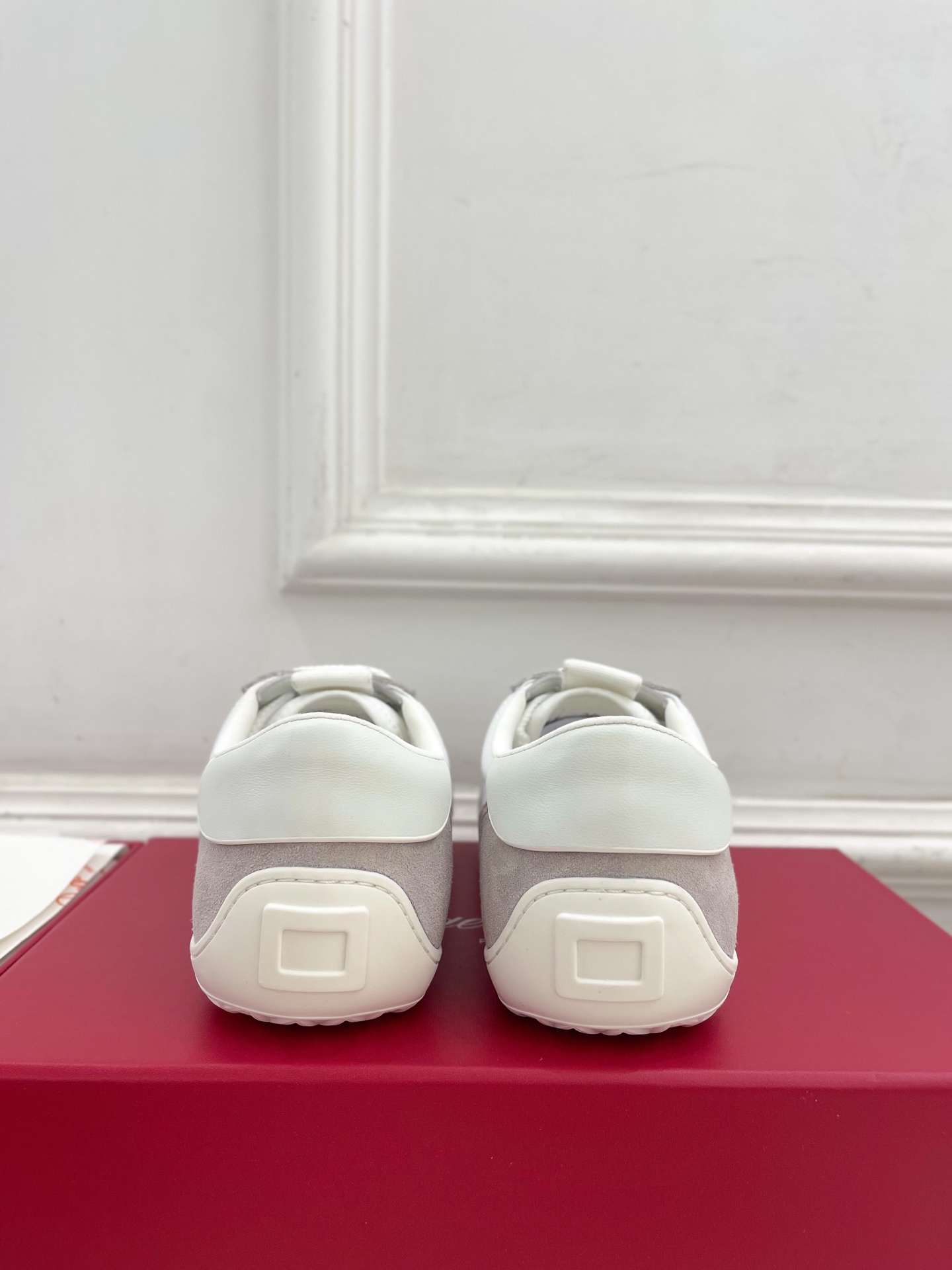 𝐑𝐨𝐠𝐞𝐫 𝐕𝐢𝐯𝐢𝐞r |  25𝐬𝐬 

❥2025秋冬新品   Viv' Low 刺绣搭扣休闲鞋系