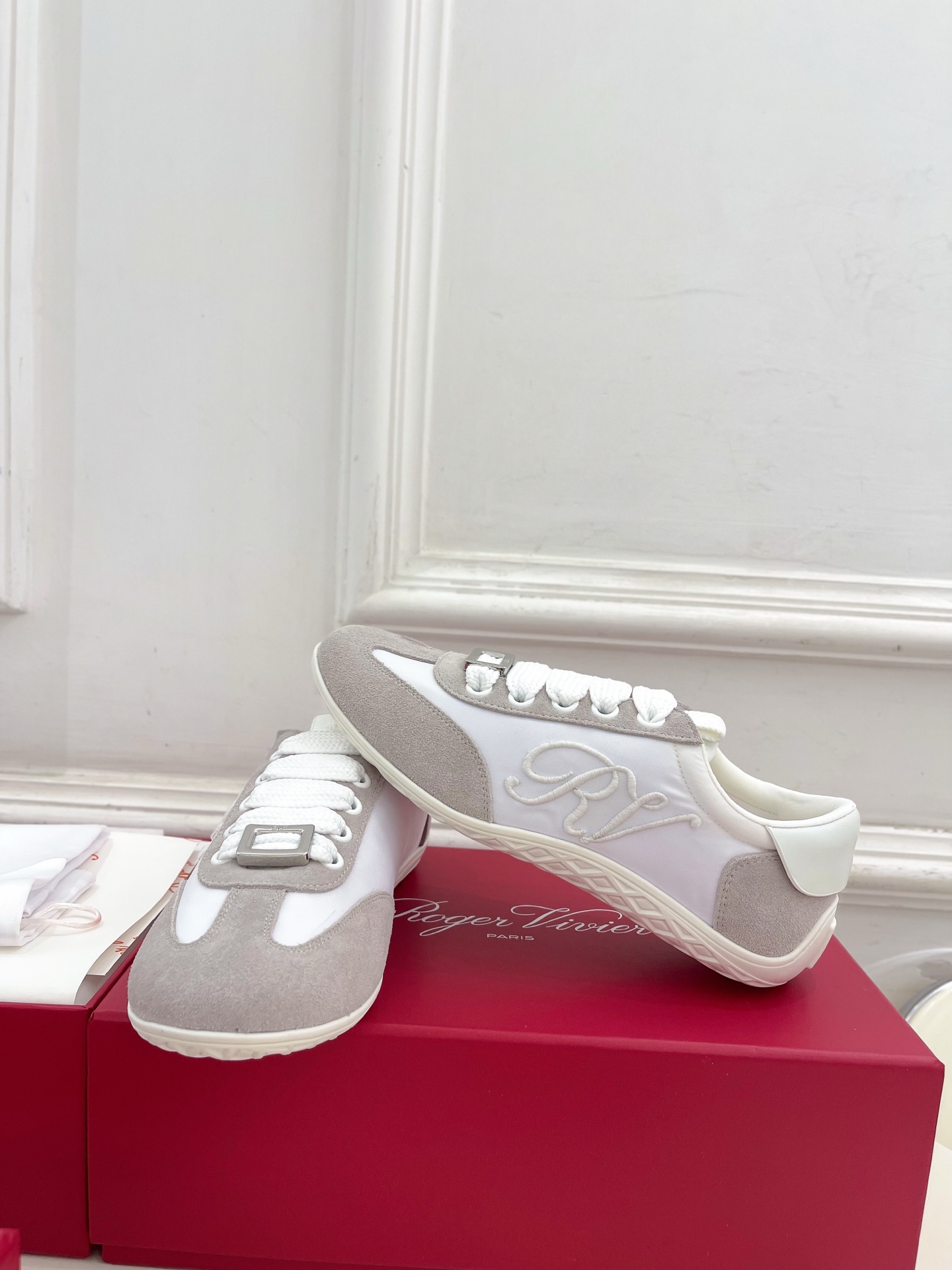 𝐑𝐨𝐠𝐞𝐫 𝐕𝐢𝐯𝐢𝐞r |  25𝐬𝐬 

❥2025秋冬新品   Viv' Low 刺绣搭扣休闲鞋系