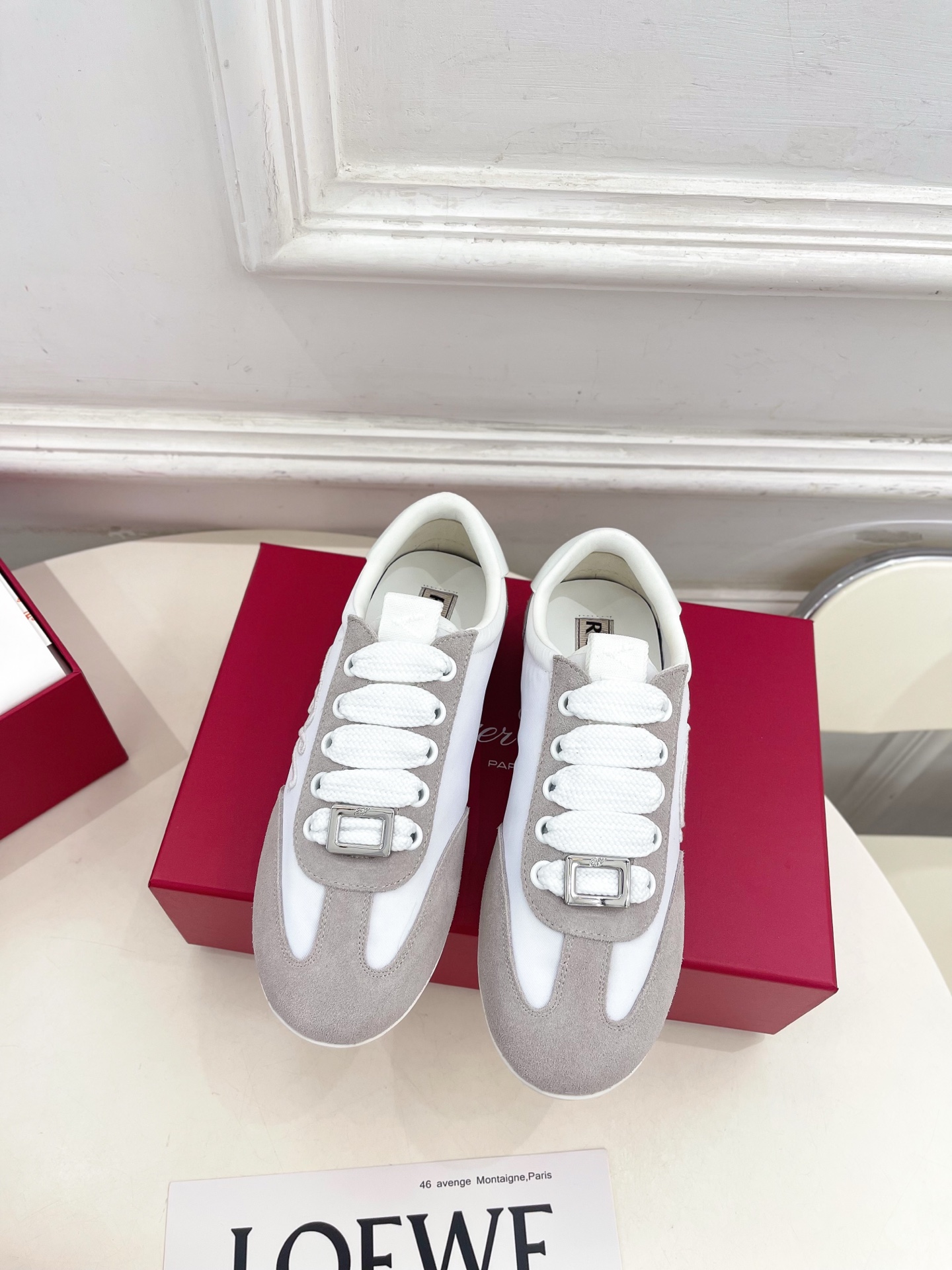 𝐑𝐨𝐠𝐞𝐫 𝐕𝐢𝐯𝐢𝐞r |  25𝐬𝐬 

❥2025秋冬新品   Viv' Low 刺绣搭扣休闲鞋系