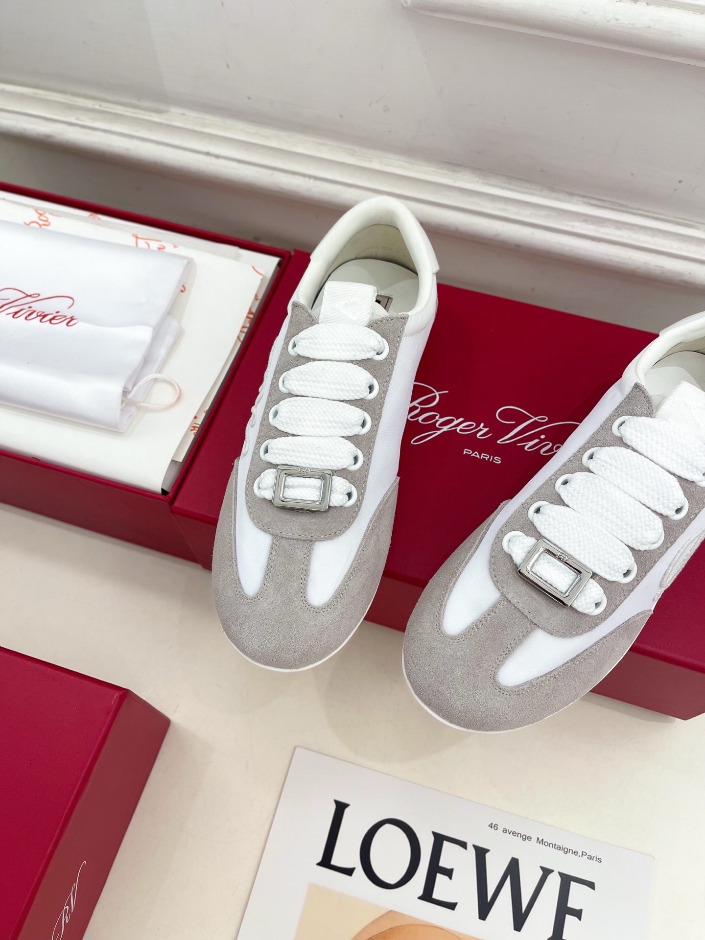 𝐑𝐨𝐠𝐞𝐫 𝐕𝐢𝐯𝐢𝐞r |  25𝐬𝐬 

❥2025秋冬新品   Viv' Low 刺绣搭扣休闲鞋系