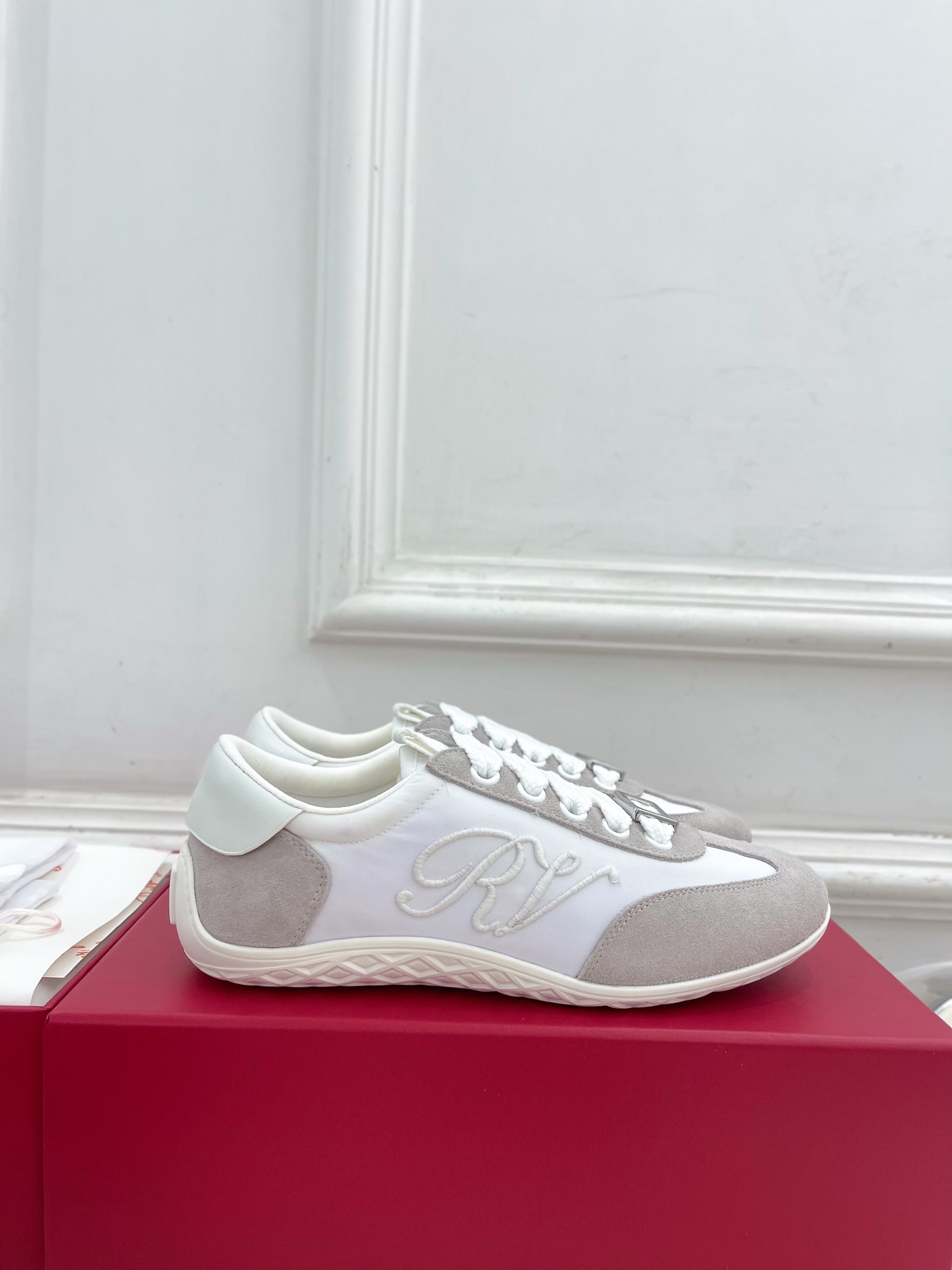 𝐑𝐨𝐠𝐞𝐫 𝐕𝐢𝐯𝐢𝐞r |  25𝐬𝐬 

❥2025秋冬新品   Viv' Low 刺绣搭扣休闲鞋系