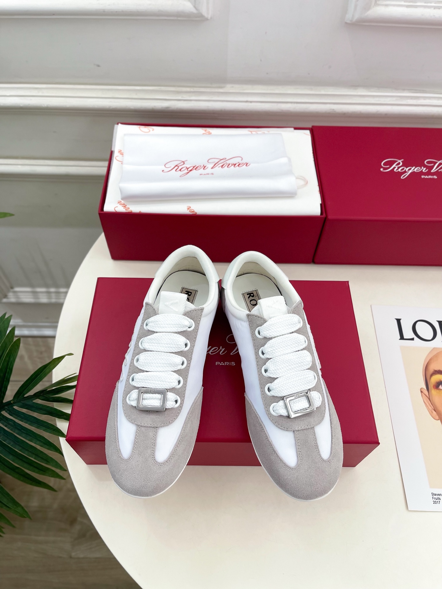 𝐑𝐨𝐠𝐞𝐫 𝐕𝐢𝐯𝐢𝐞r |  25𝐬𝐬 

❥2025秋冬新品   Viv' Low 刺绣搭扣休闲鞋系