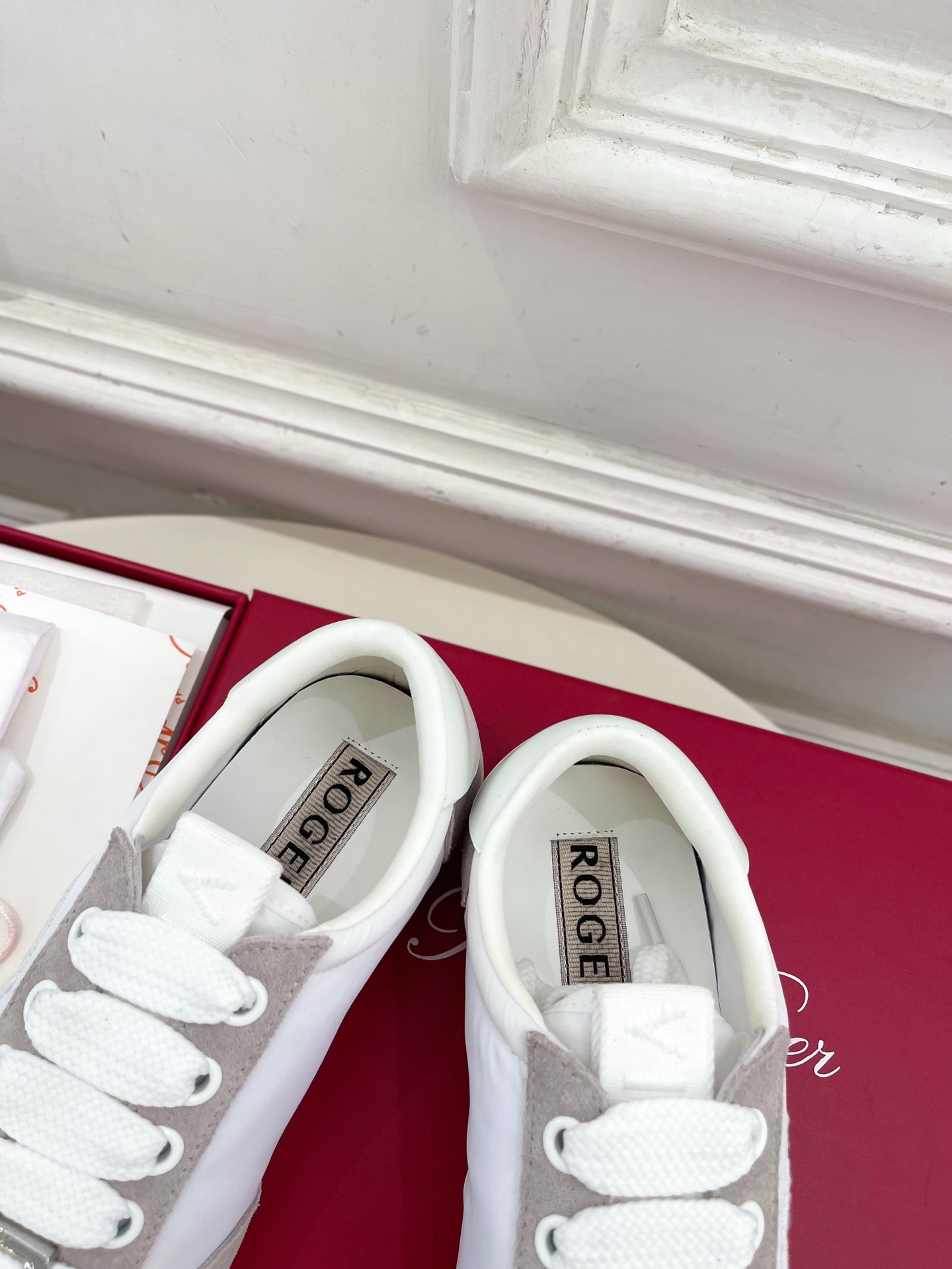 𝐑𝐨𝐠𝐞𝐫 𝐕𝐢𝐯𝐢𝐞r |  25𝐬𝐬 

❥2025秋冬新品   Viv' Low 刺绣搭扣休闲鞋系