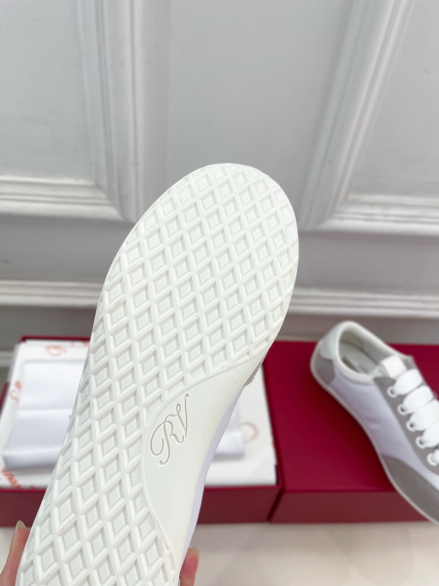 𝐑𝐨𝐠𝐞𝐫 𝐕𝐢𝐯𝐢𝐞r |  25𝐬𝐬 

❥2025秋冬新品   Viv' Low 刺绣搭扣休闲鞋系