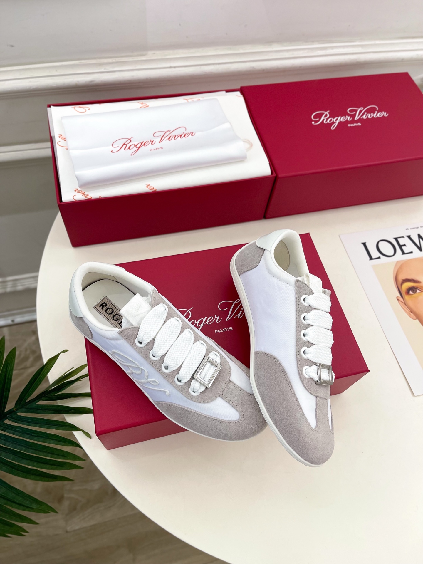 𝐑𝐨𝐠𝐞𝐫 𝐕𝐢𝐯𝐢𝐞r |  25𝐬𝐬 

❥2025秋冬新品   Viv' Low 刺绣搭扣休闲鞋系
