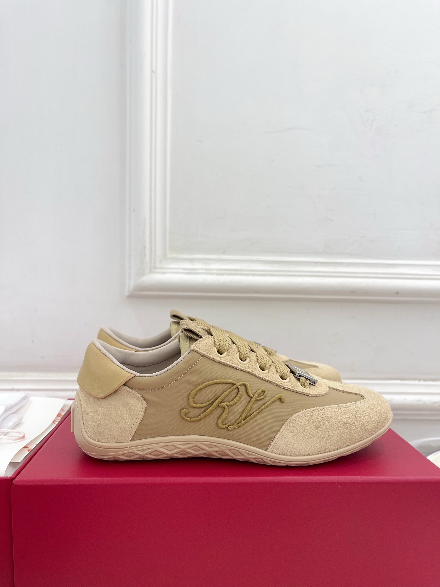 𝐑𝐨𝐠𝐞𝐫 𝐕𝐢𝐯𝐢𝐞r |  25𝐬𝐬 

❥2025秋冬新品   Viv' Low 刺绣搭扣休闲鞋系