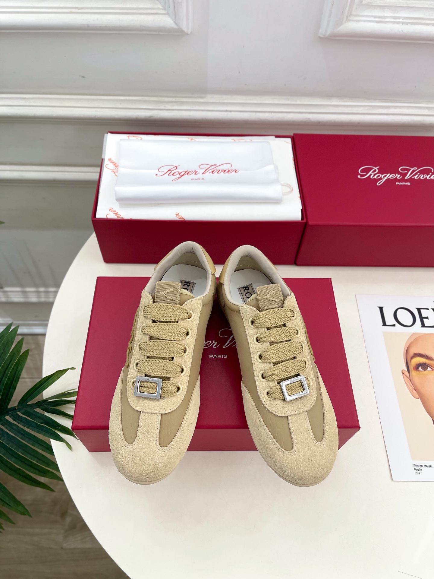 𝐑𝐨𝐠𝐞𝐫 𝐕𝐢𝐯𝐢𝐞r |  25𝐬𝐬 

❥2025秋冬新品   Viv' Low 刺绣搭扣休闲鞋系