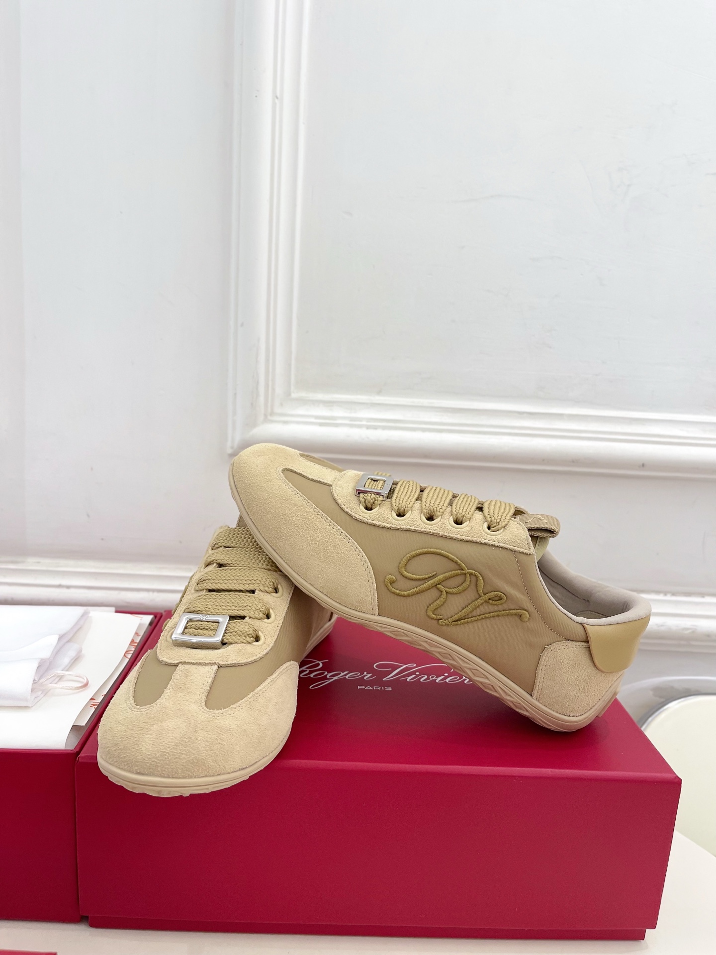 𝐑𝐨𝐠𝐞𝐫 𝐕𝐢𝐯𝐢𝐞r |  25𝐬𝐬 

❥2025秋冬新品   Viv' Low 刺绣搭扣休闲鞋系