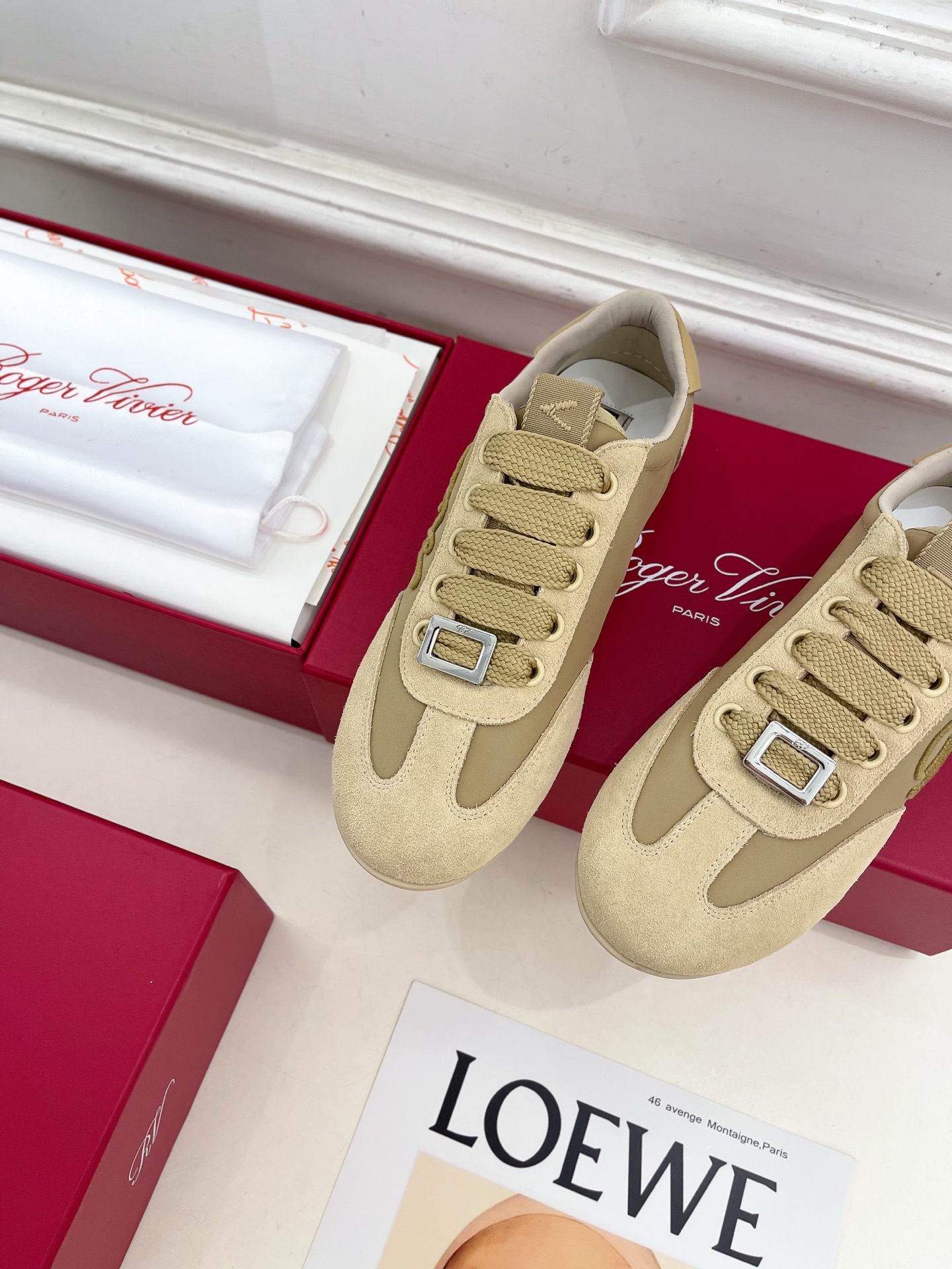 𝐑𝐨𝐠𝐞𝐫 𝐕𝐢𝐯𝐢𝐞r |  25𝐬𝐬 

❥2025秋冬新品   Viv' Low 刺绣搭扣休闲鞋系