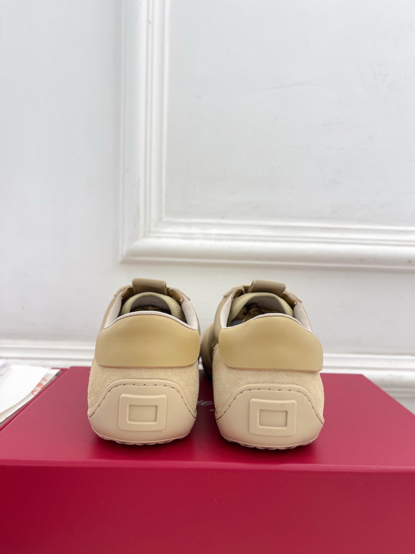𝐑𝐨𝐠𝐞𝐫 𝐕𝐢𝐯𝐢𝐞r |  25𝐬𝐬 

❥2025秋冬新品   Viv' Low 刺绣搭扣休闲鞋系