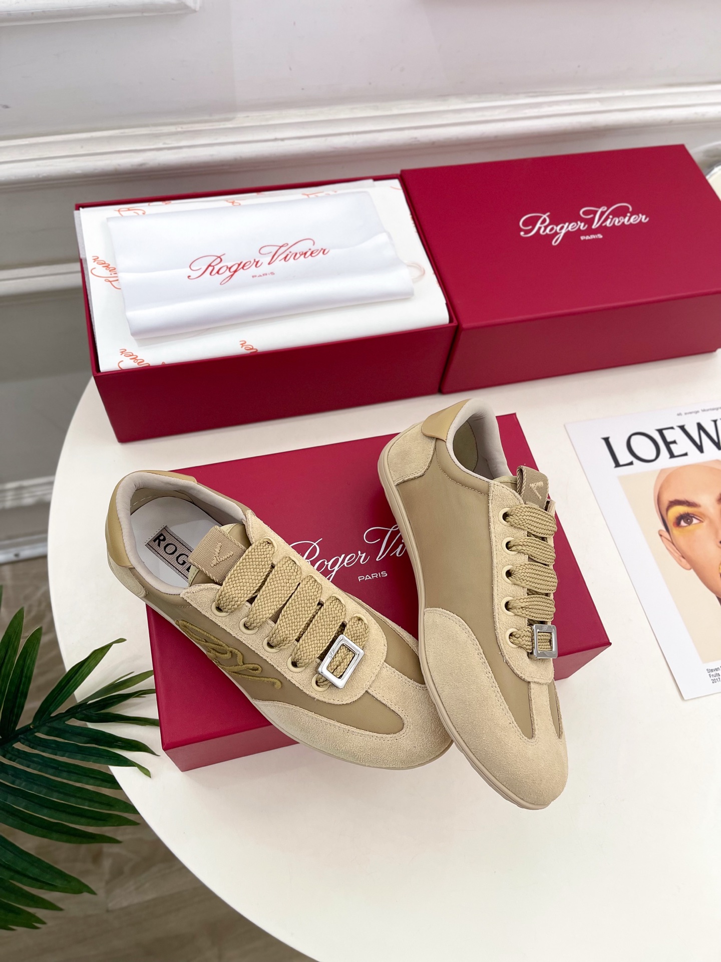 𝐑𝐨𝐠𝐞𝐫 𝐕𝐢𝐯𝐢𝐞r |  25𝐬𝐬 

❥2025秋冬新品   Viv' Low 刺绣搭扣休闲鞋系