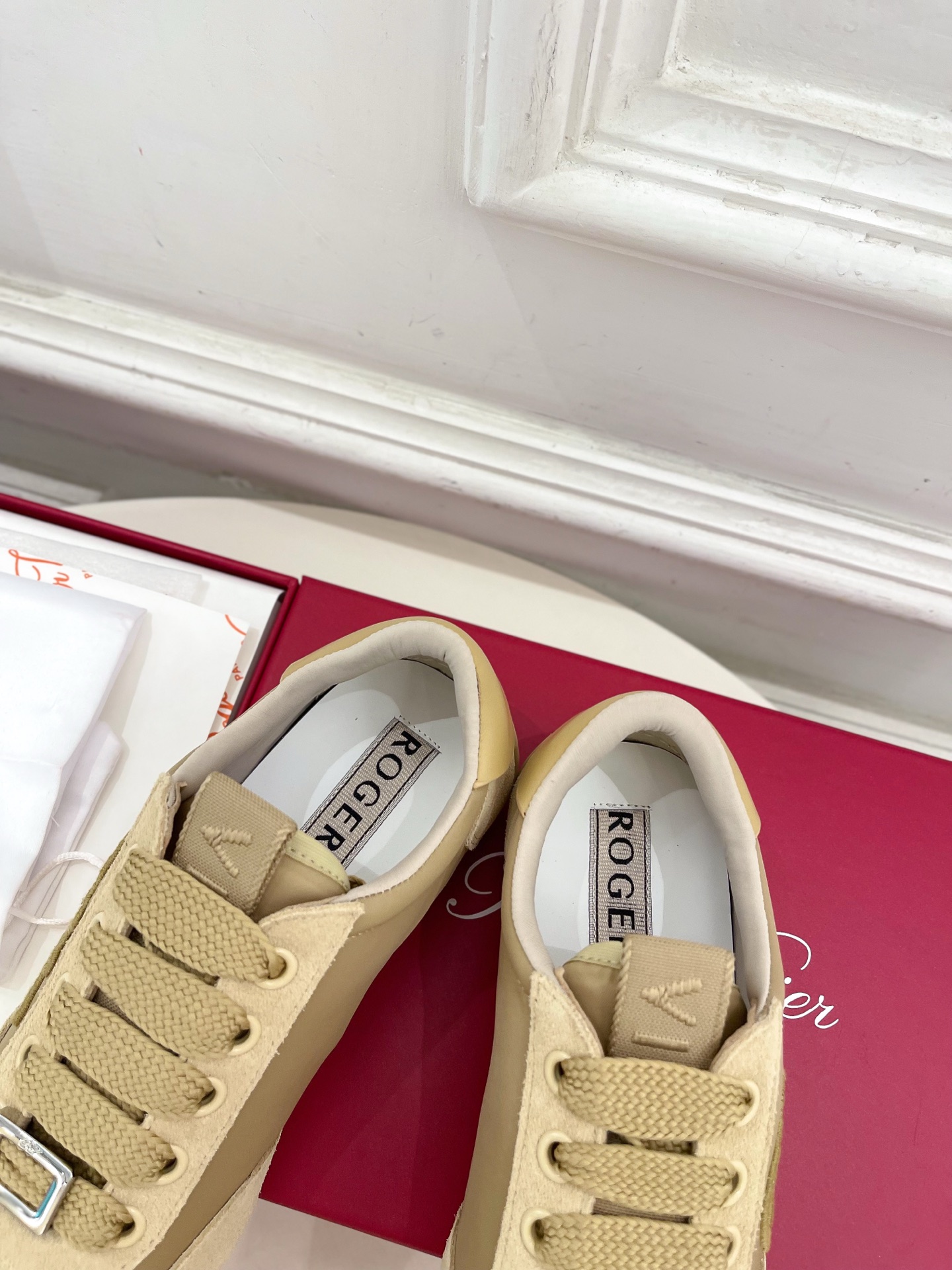 𝐑𝐨𝐠𝐞𝐫 𝐕𝐢𝐯𝐢𝐞r |  25𝐬𝐬 

❥2025秋冬新品   Viv' Low 刺绣搭扣休闲鞋系